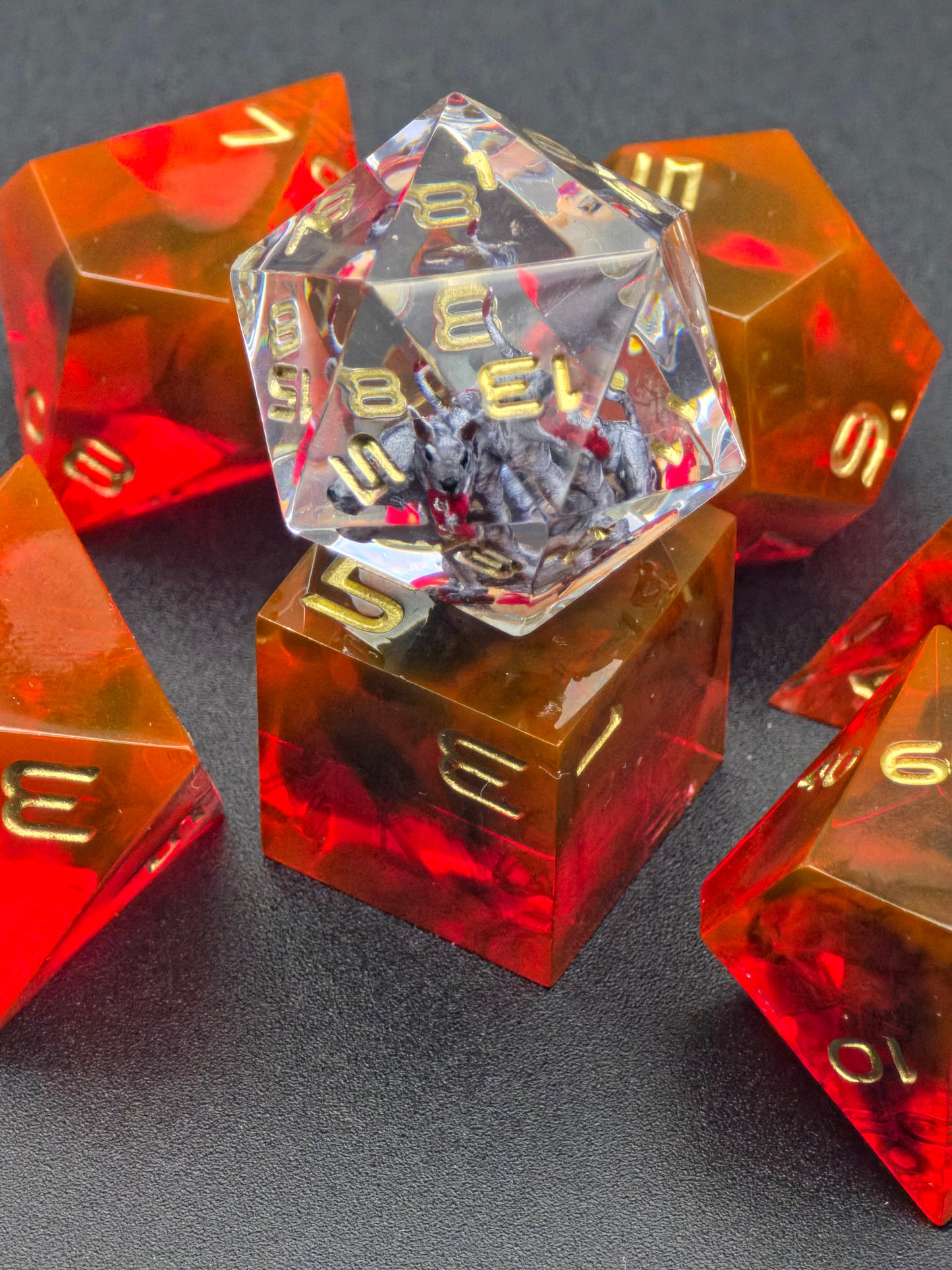Handgemachtes DnD Würfelset „Blood Cerberus“ – Resin Dice Set 7-teilig | D20 mit Cerberus | Rot Schwarz | Sharp Edge | Goldene Zahlen | RPG Würfel
