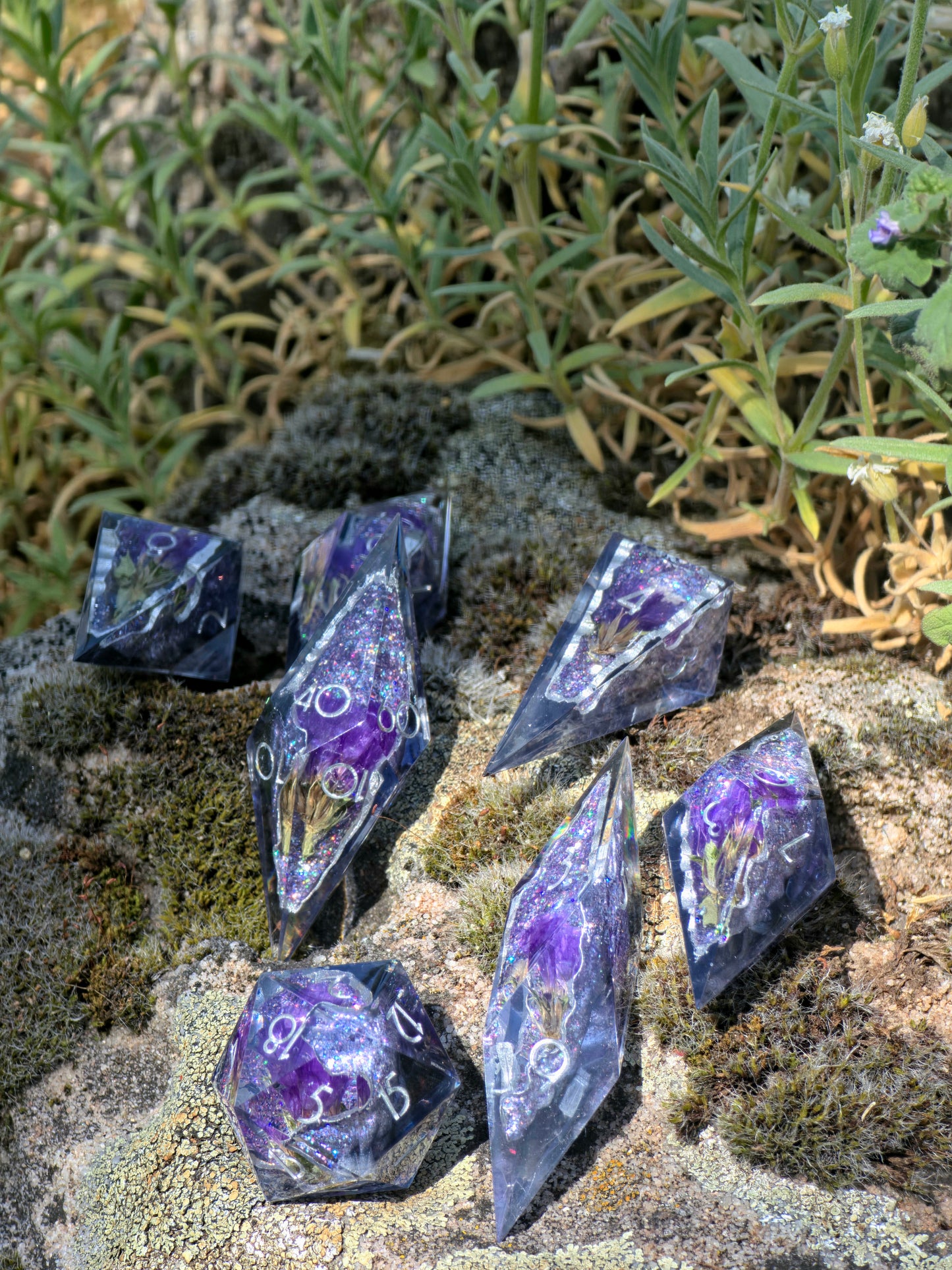 Amethyst Bloom Geode Flower Dice Set – Handgemachte Sharp Edge Würfel mit violetten Blüten, Kristall Geode Resin Dice, Fantasy DnD Würfelset