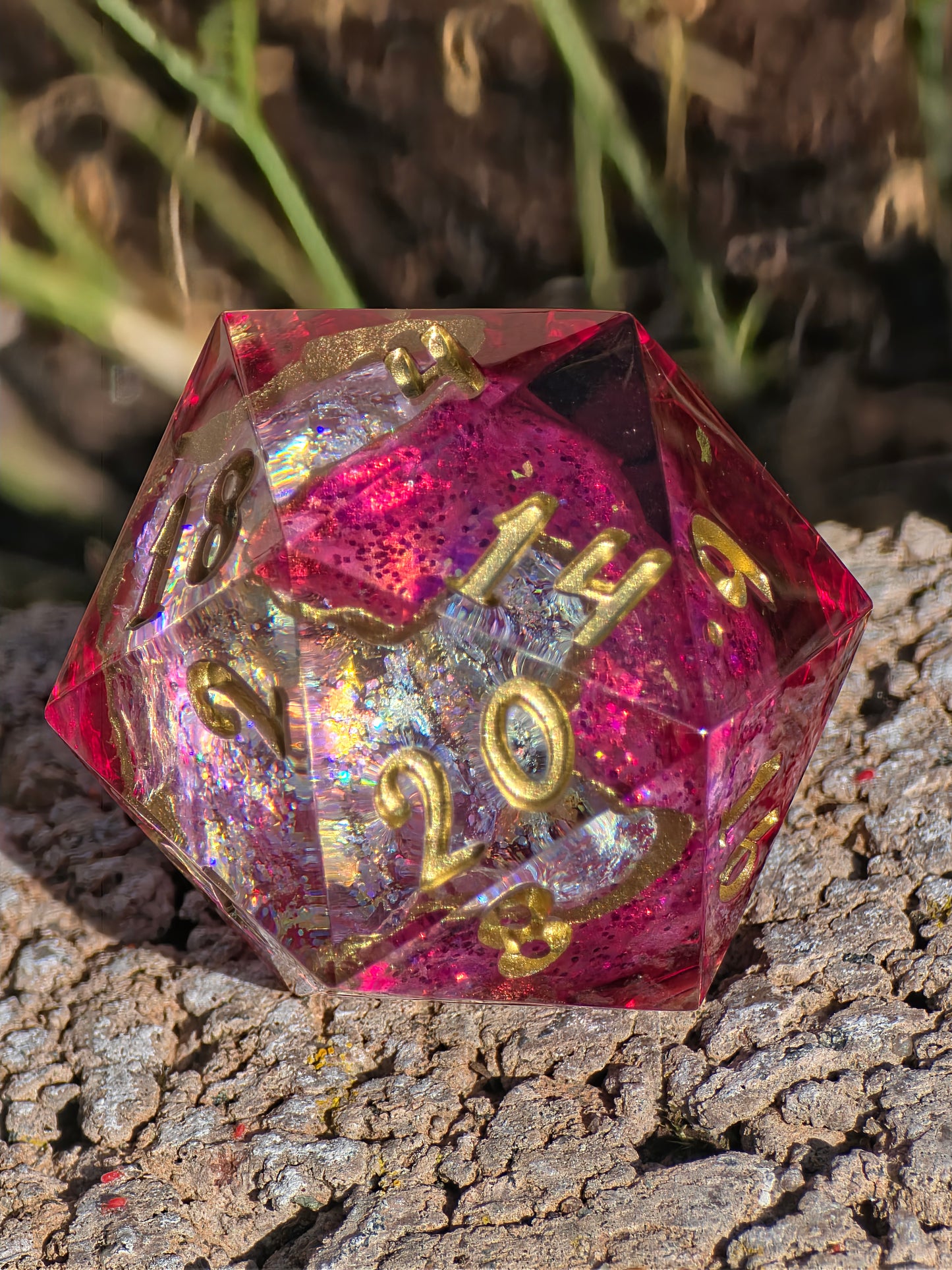Crimson Geode D20 – Magischer Handgemachter Resin Würfel mit Kristallkern, Pink Gold Fantasy Dice, Premium DnD Einzelstück