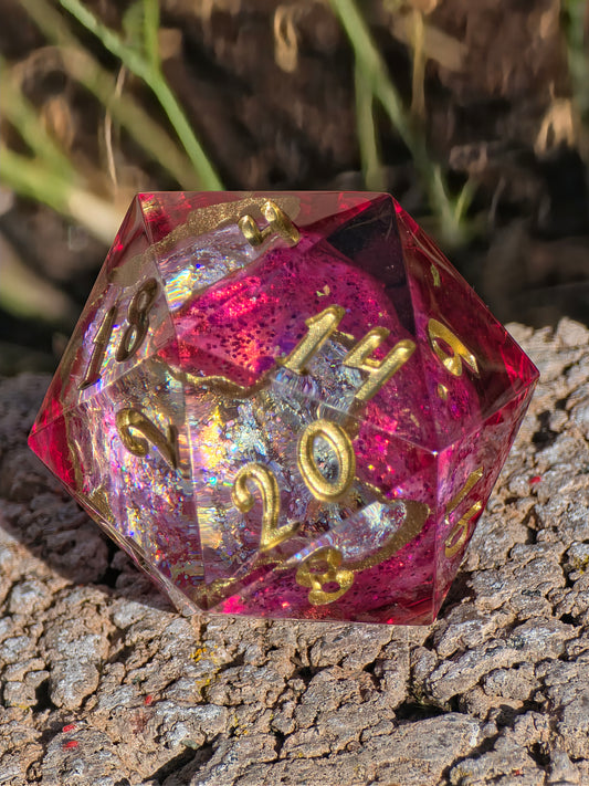 Crimson Geode D20 – Magischer Handgemachter Resin Würfel mit Kristallkern, Pink Gold Fantasy Dice, Premium DnD Einzelstück