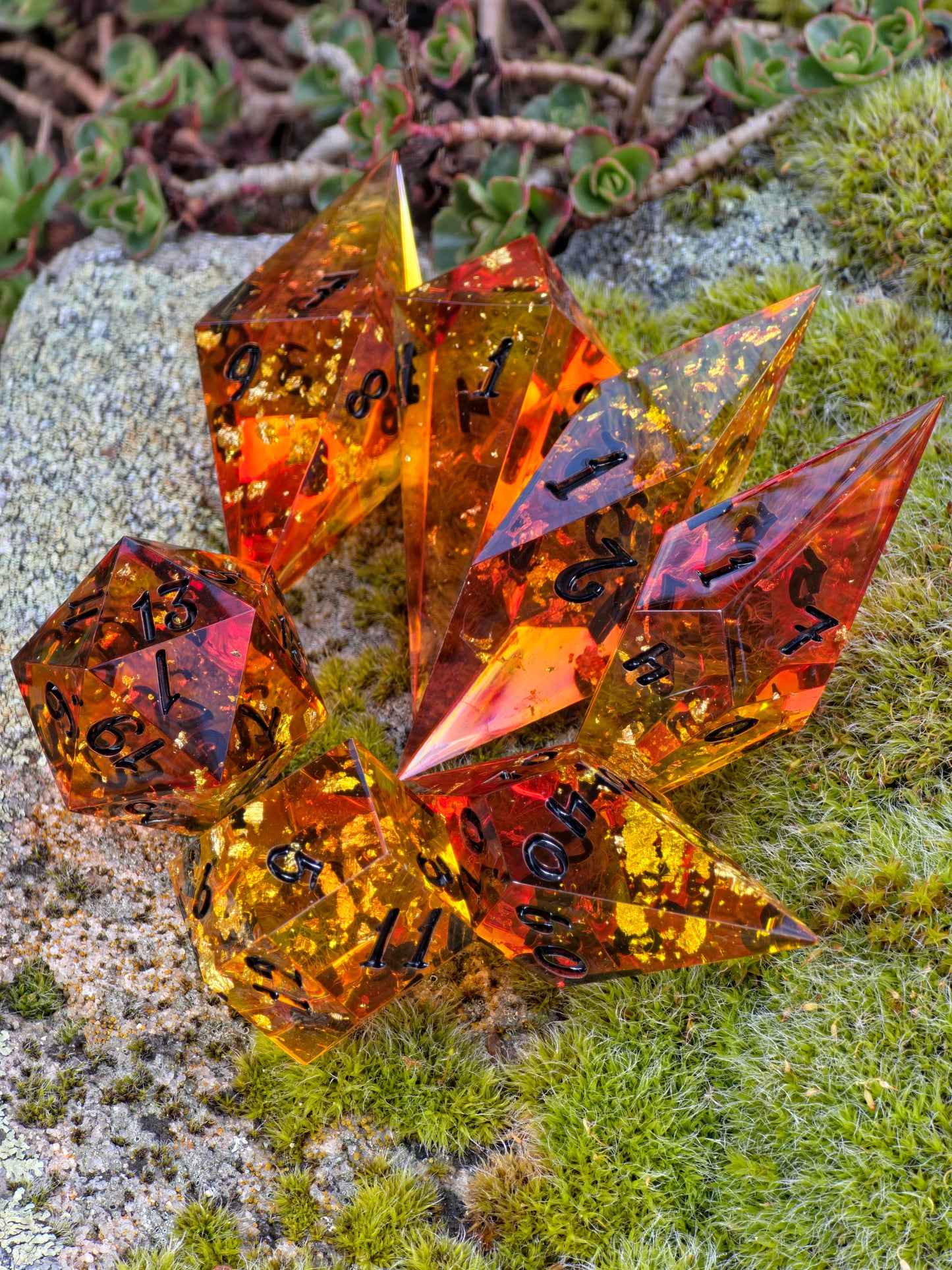 Amber Dice Set “Bernstein Shards” – Elongated Resin Dice with Gold Flakes, Honey Amber Effect, Sharp Edge DnD Dice, Handmade Fantasy TTRPG