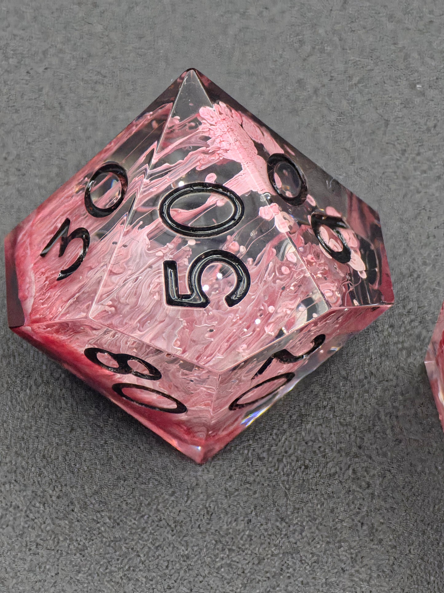 Polyedrisches Würfelset „Crimson Bloom“ – Handgemachte Resinwürfel mit rotem & weißem Petri-Effekt | DnD Dice Set TTRPG