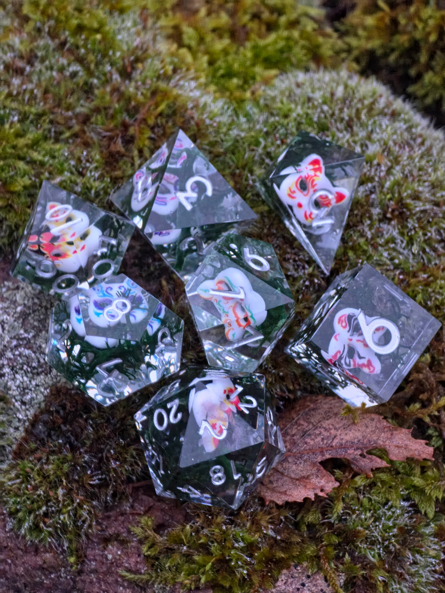 Oni Curse Dice – Japanische Dämonen Masken Würfelset | Klar Resin DnD Dice Set mit weißen Zahlen | Handmade TTRPG Würfel
