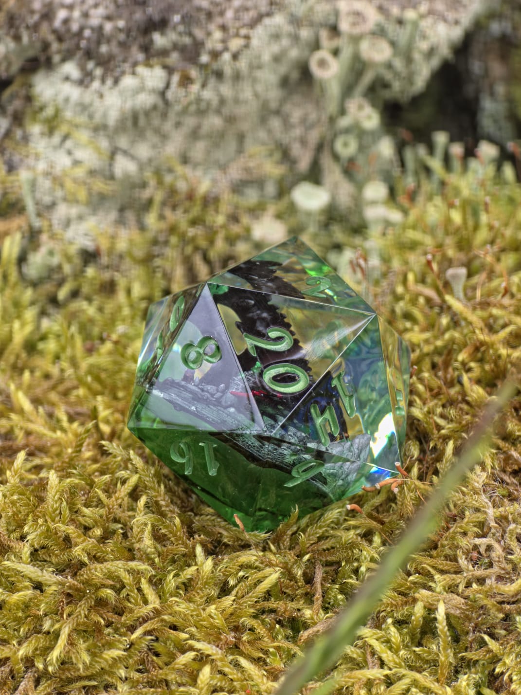 Nachtschatten D20 35mm – Handgemachter Resin Dragon Dice inspiriert von Ohnezahn aus How to Train Your Dragon, Schwarzer Drache Fantasy Würfel