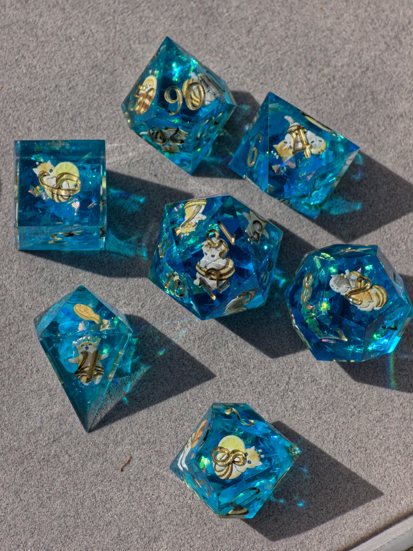 Bee Cat Dice Set – Süße Resin DnD Würfel mit Katzen & Bienen, 7er TTRPG Dice Set, Cute Handmade Dice, Fantasy Dice Set