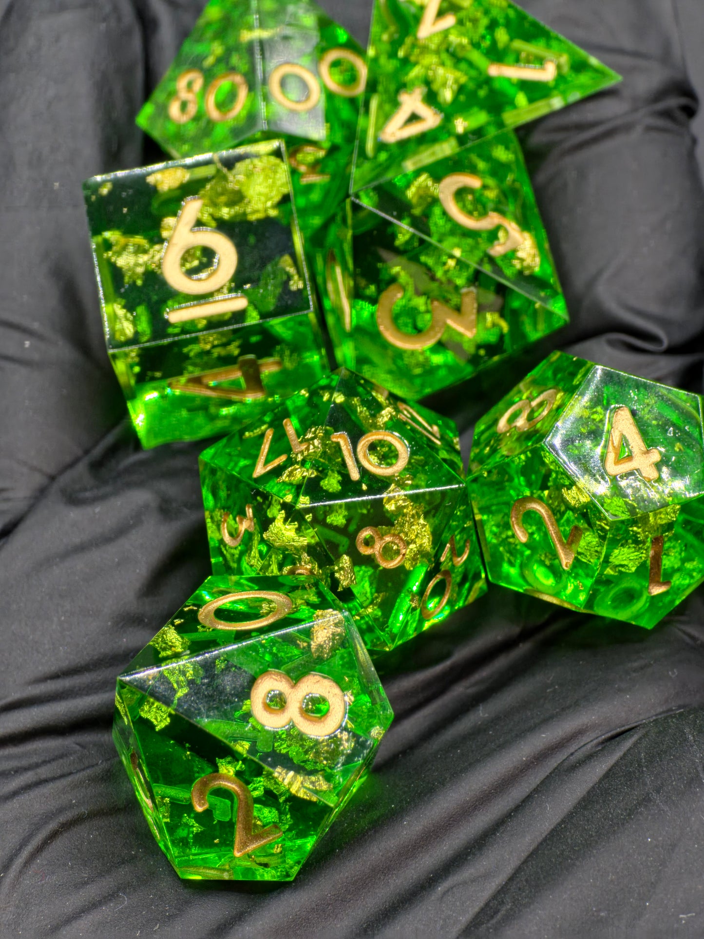 Polyedrisches Würfelset „Emerald Treasure“ – Handgemachte Resinwürfel in Smaragdgrün mit Goldflocken | DnD Dice Set Pen and Paper TTRPG | Edelstein Würfel mit Spiegelglanz