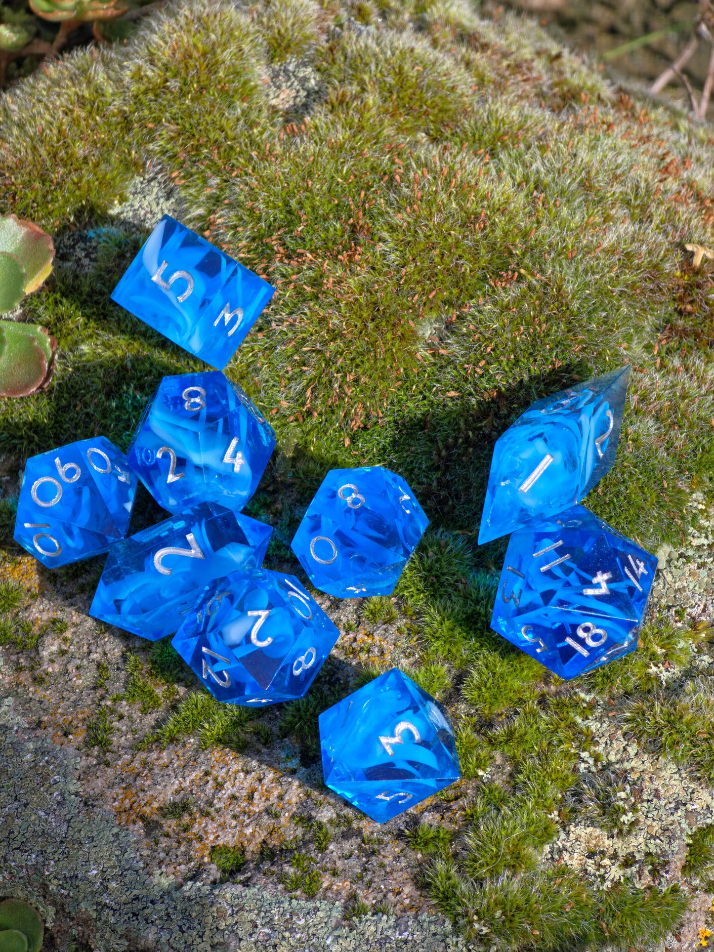 Polyedrischer DnD Würfelset 9 Stück – Arctic Sky Cloud Dice | Handgemachte Resin Würfel in Eisblau Transparent mit Cloud-Effekt & Silberzahl