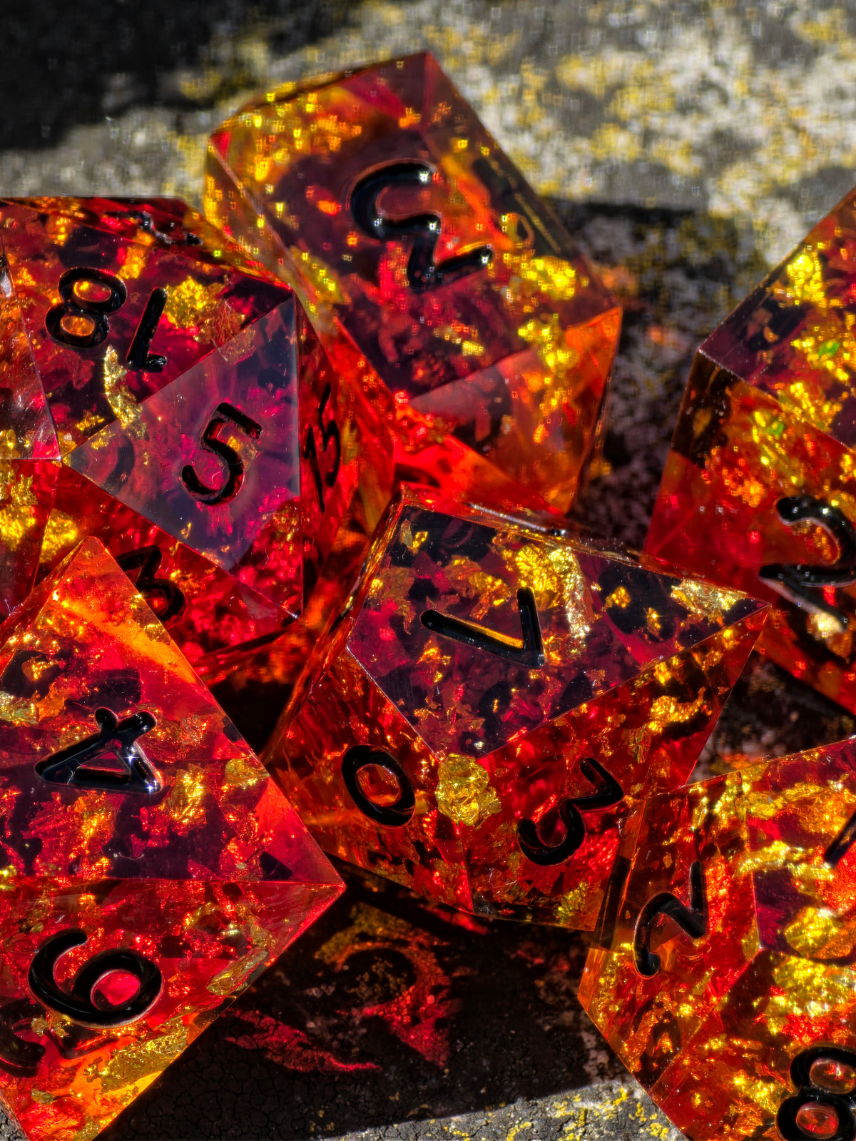 Ember Amber – Golden Fire Bernstein Würfelset – Amber Dice Set mit Goldflocken | 7-teiliges DnD Resin Würfelset in Rot & Honiggold | Handmade Fantasy Dice
