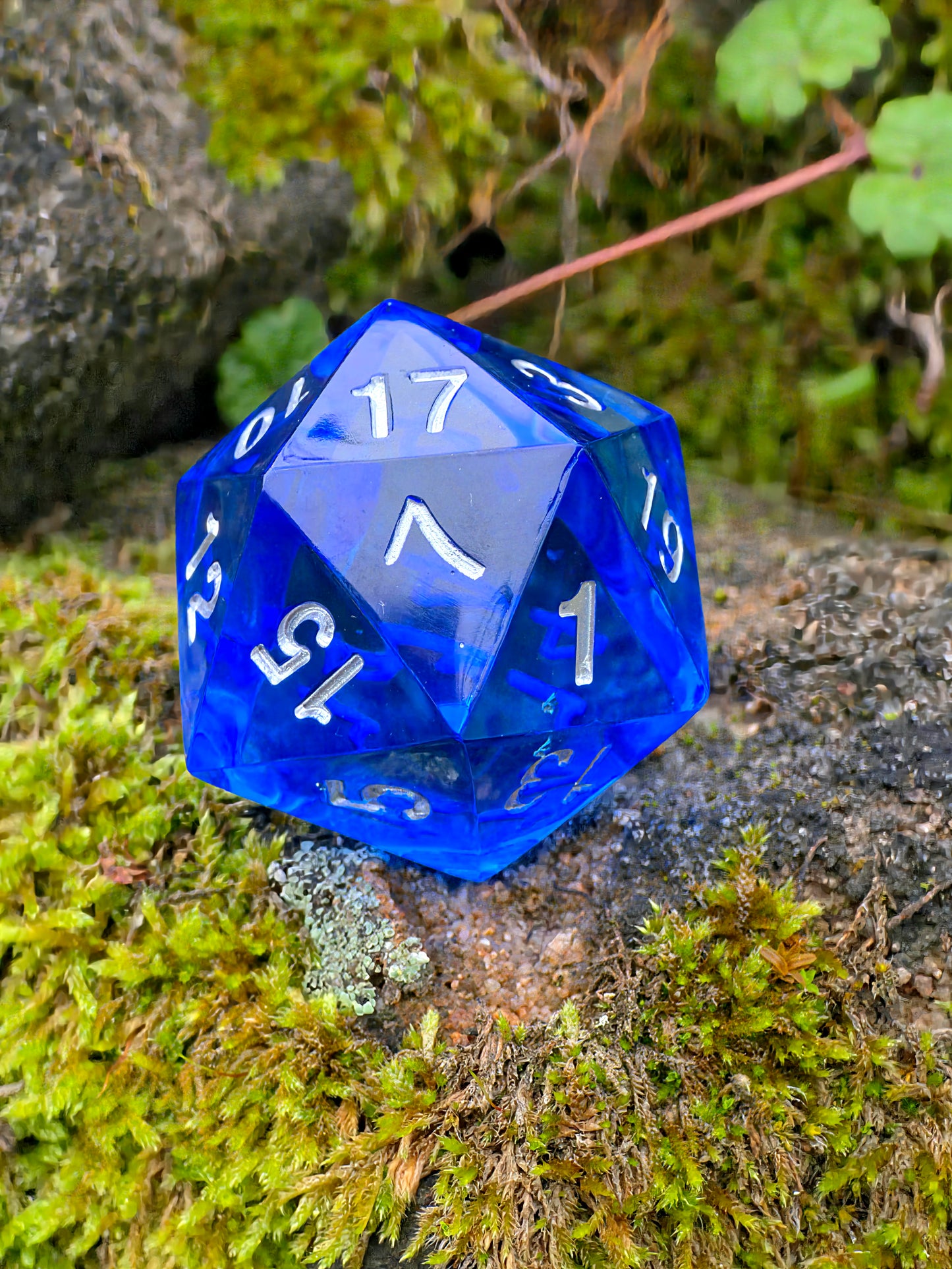 Großer Polyedrischer D20 Würfel 35 mm – Ocean Blue Crystal Dice | Handgemachter Resin Würfel in Tiefblau mit Silberzahlen | TTRPG DnD