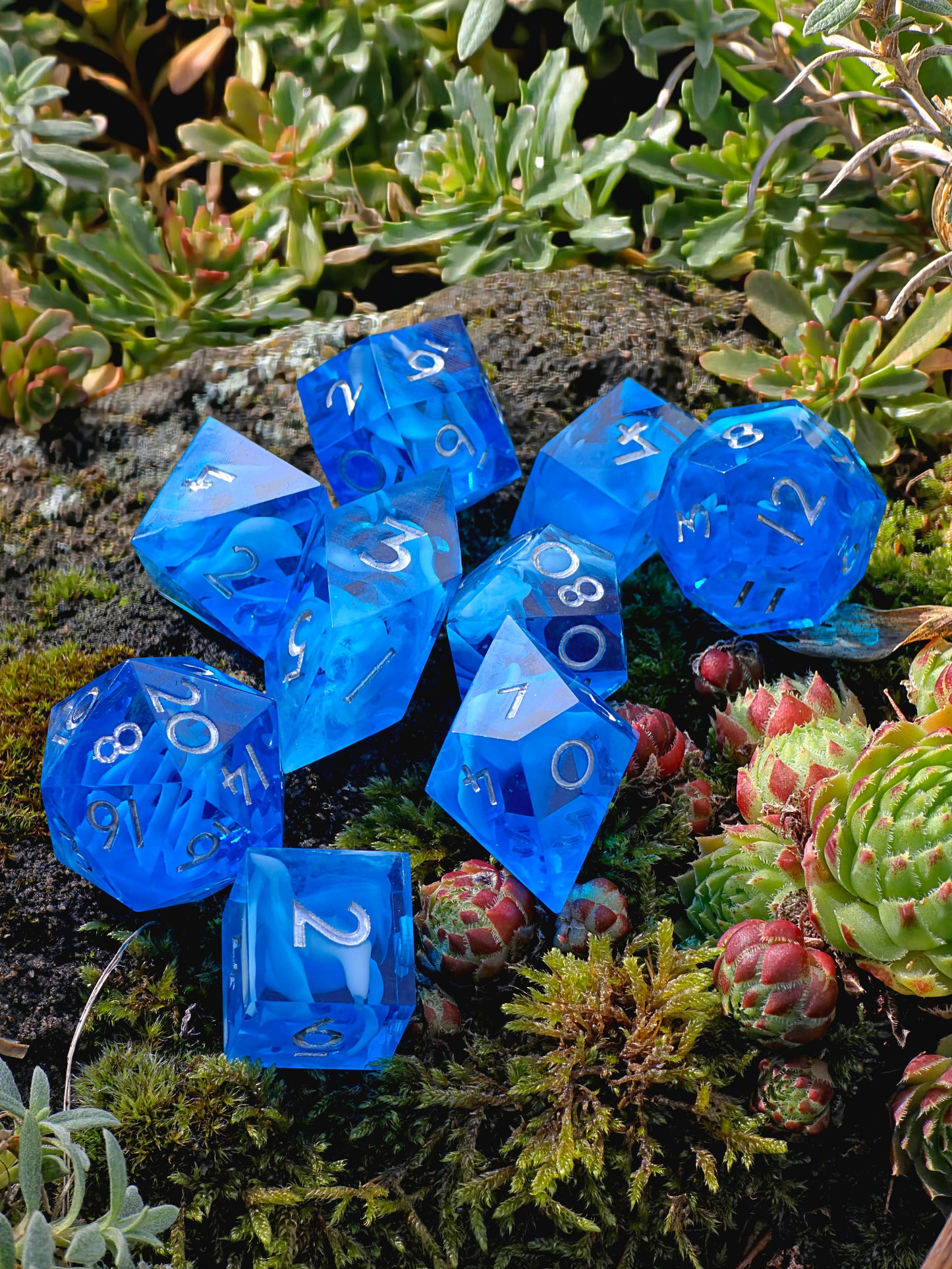 Polyedrischer DnD Würfelset 9 Stück – Arctic Sky Cloud Dice | Handgemachte Resin Würfel in Eisblau Transparent mit Cloud-Effekt & Silberzahl