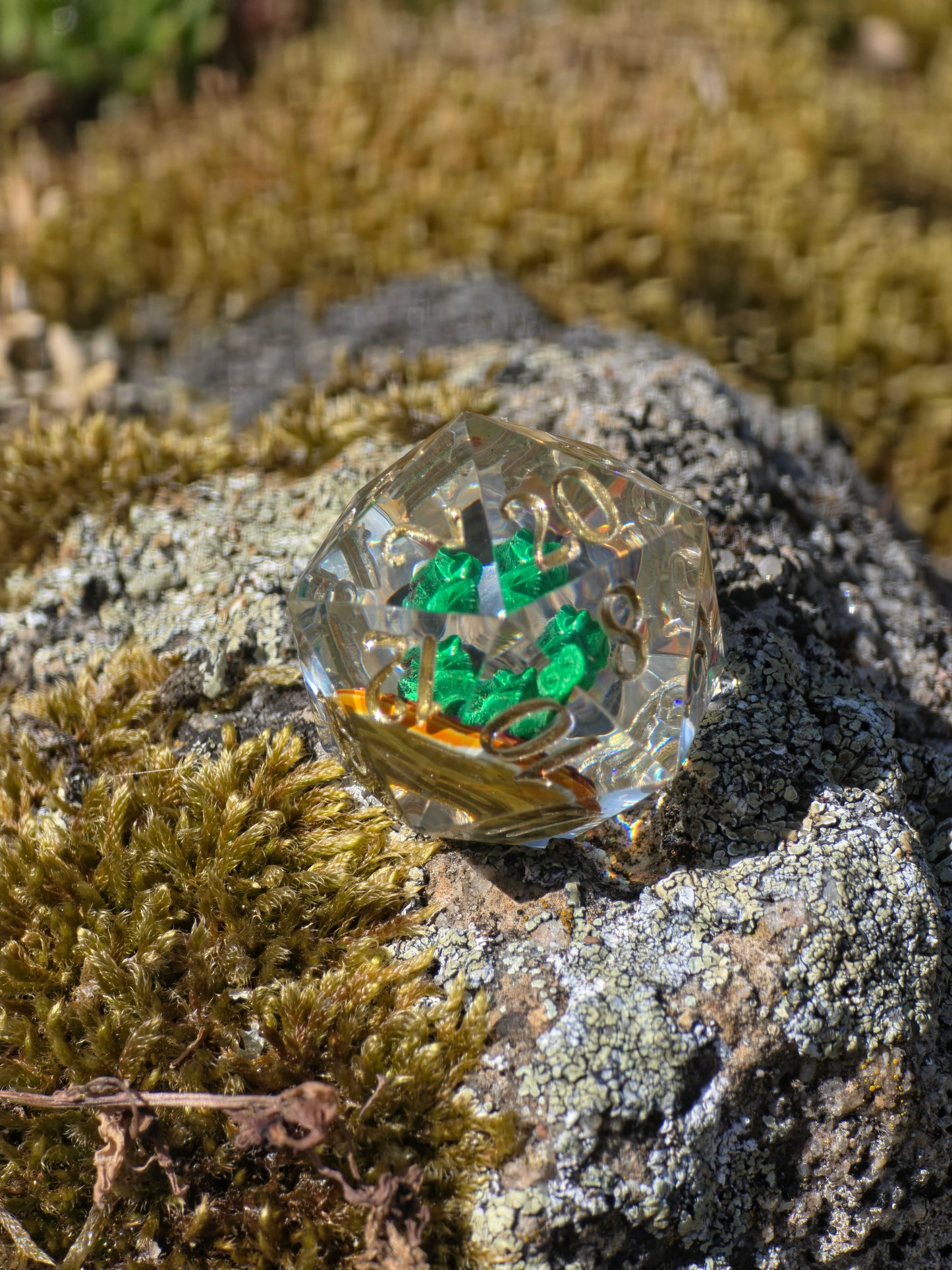 Pascal's Secret Garden D20 Dice – Tangled Inspired Resin D20 mit Pascal Chamäleon | Handgemachter Sharp Edge Würfel für DnD & RPG