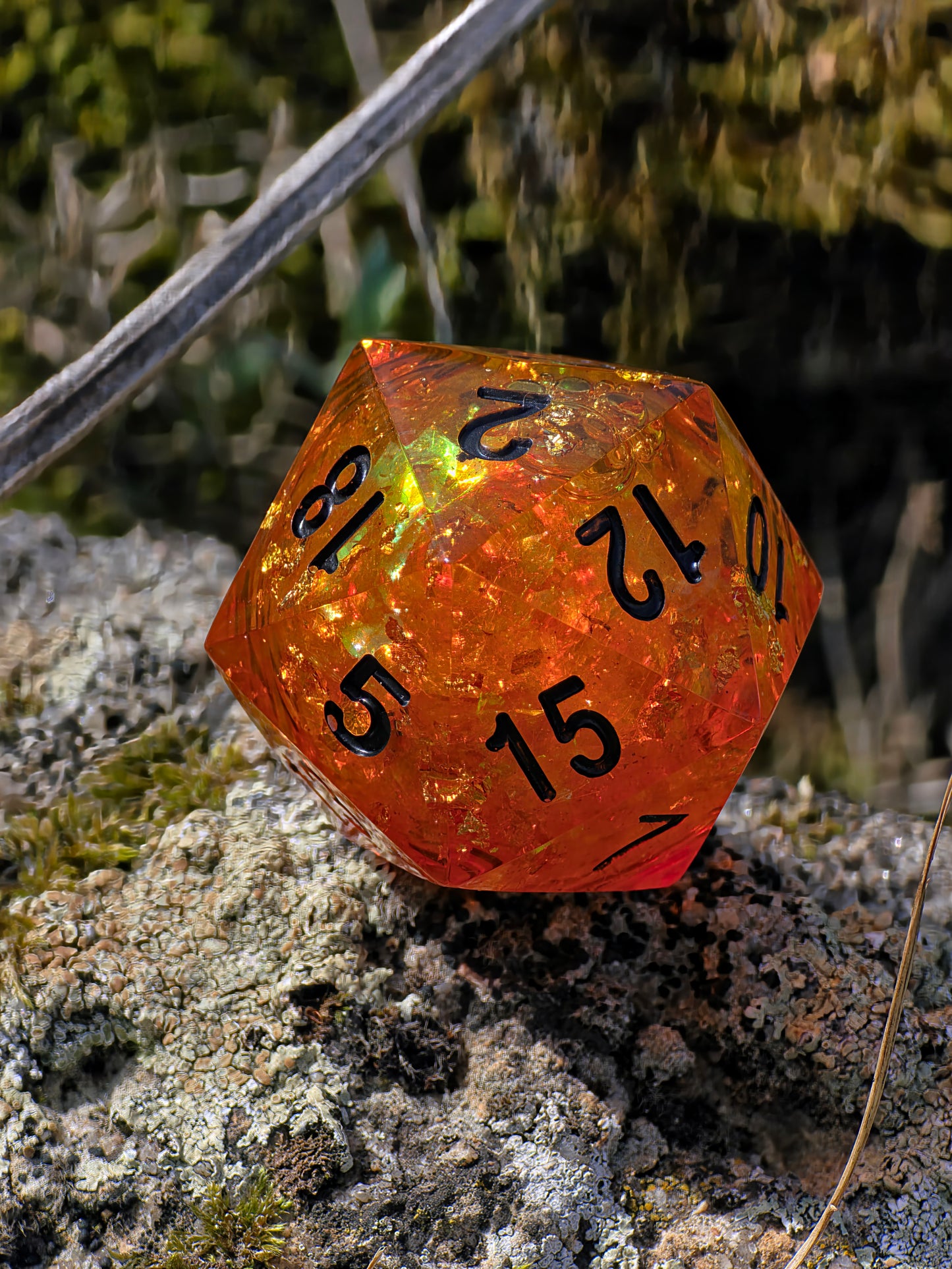 Polyedrischer D20 Würfel 35mm – Liquid Core Bernstein Amber Look – Handgemachter Resin Würfel für DnD, TTRPG & Sammler