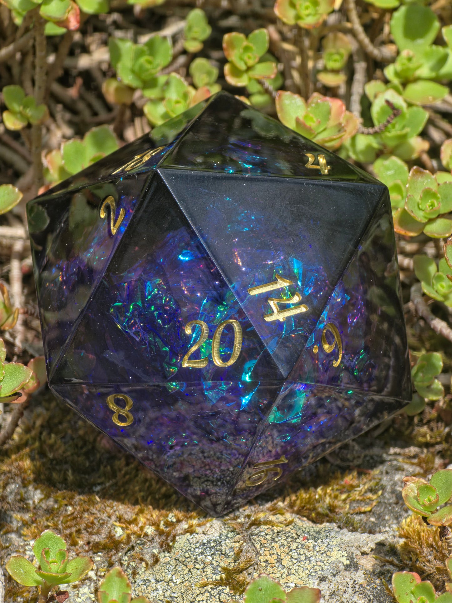 Voidheart Opal - Black Opal with Lilac Splash – 65 mm Chonk D20, Handgemachter Sharp Edge Resin Würfel (Lio)