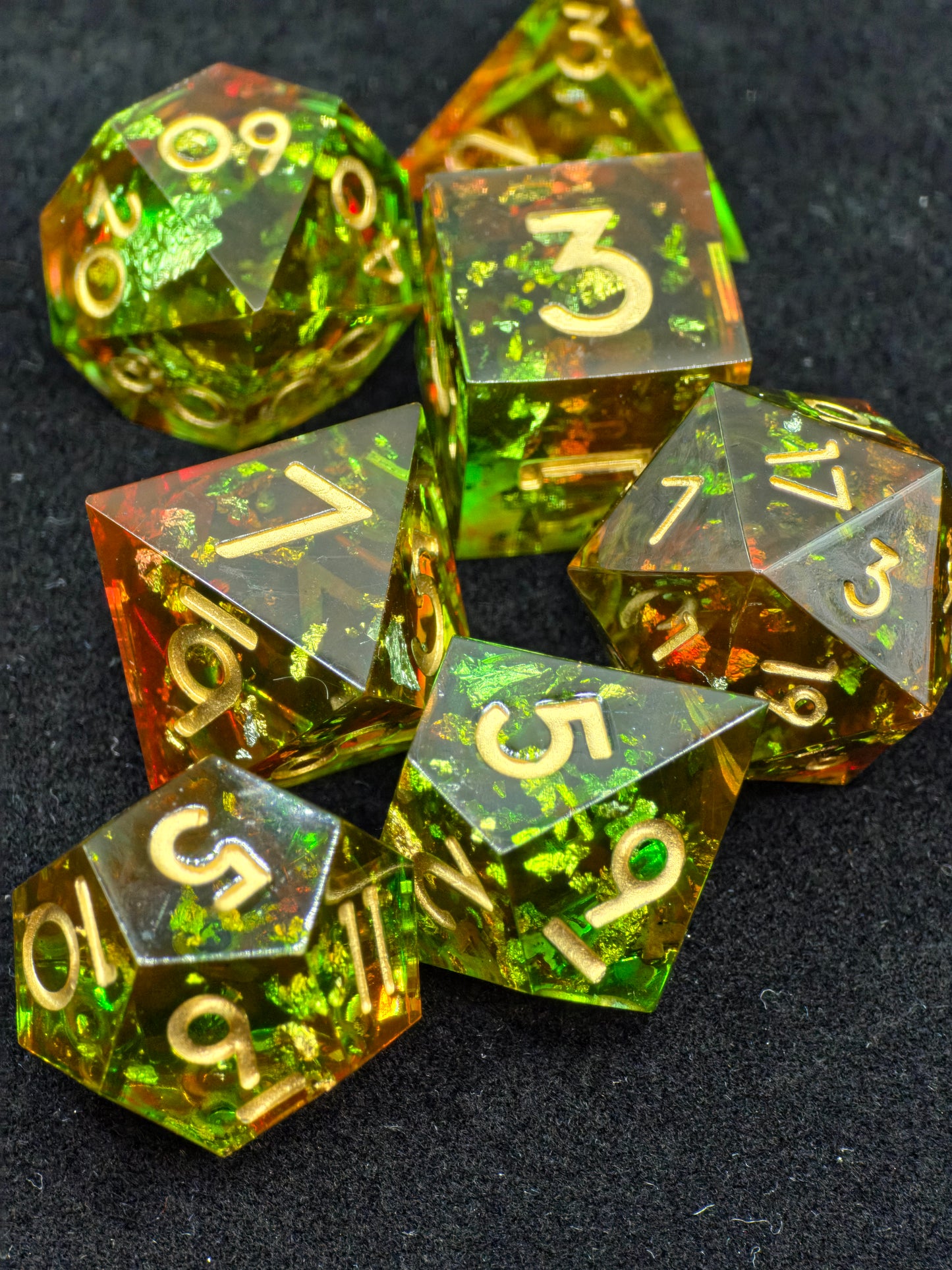 Polyedrisches Würfelset „Heart of the Forest“ – Handgemachte Resinwürfel in Rot-Grün mit Goldflocken | DnD Dice Set Pen and Paper TTRPG | Magisches Waldartefakt Würfelset