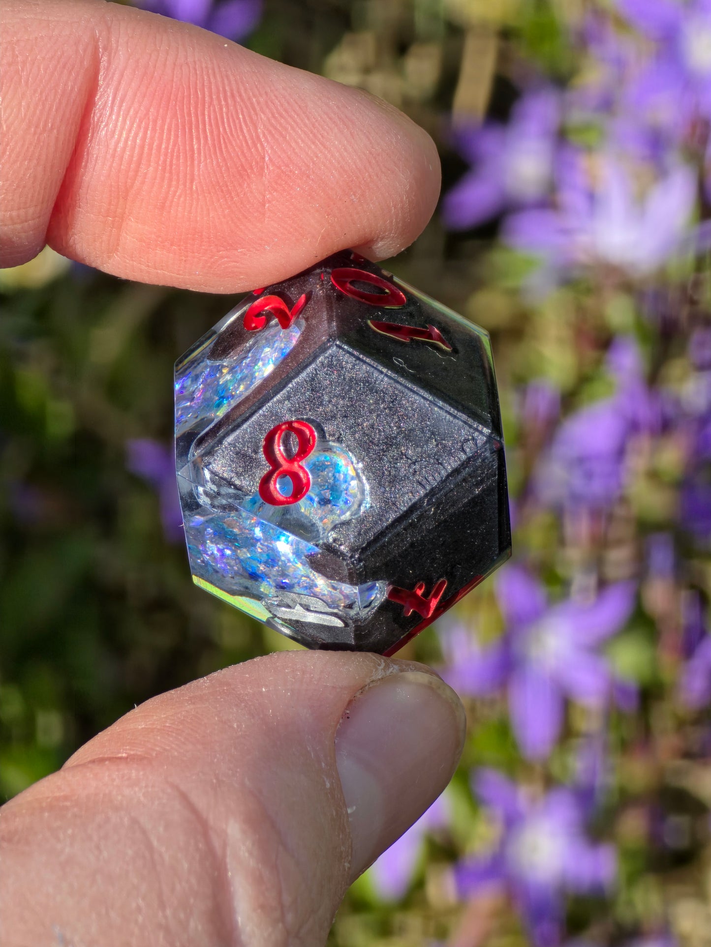 Geode Style Elongated Dice Set – Handgemachte Sharp Edge Würfel mit Opal-Kristallen, Rot-Silber Zahlen, Fantasy DnD Resin Dice (Eléras of Argent)