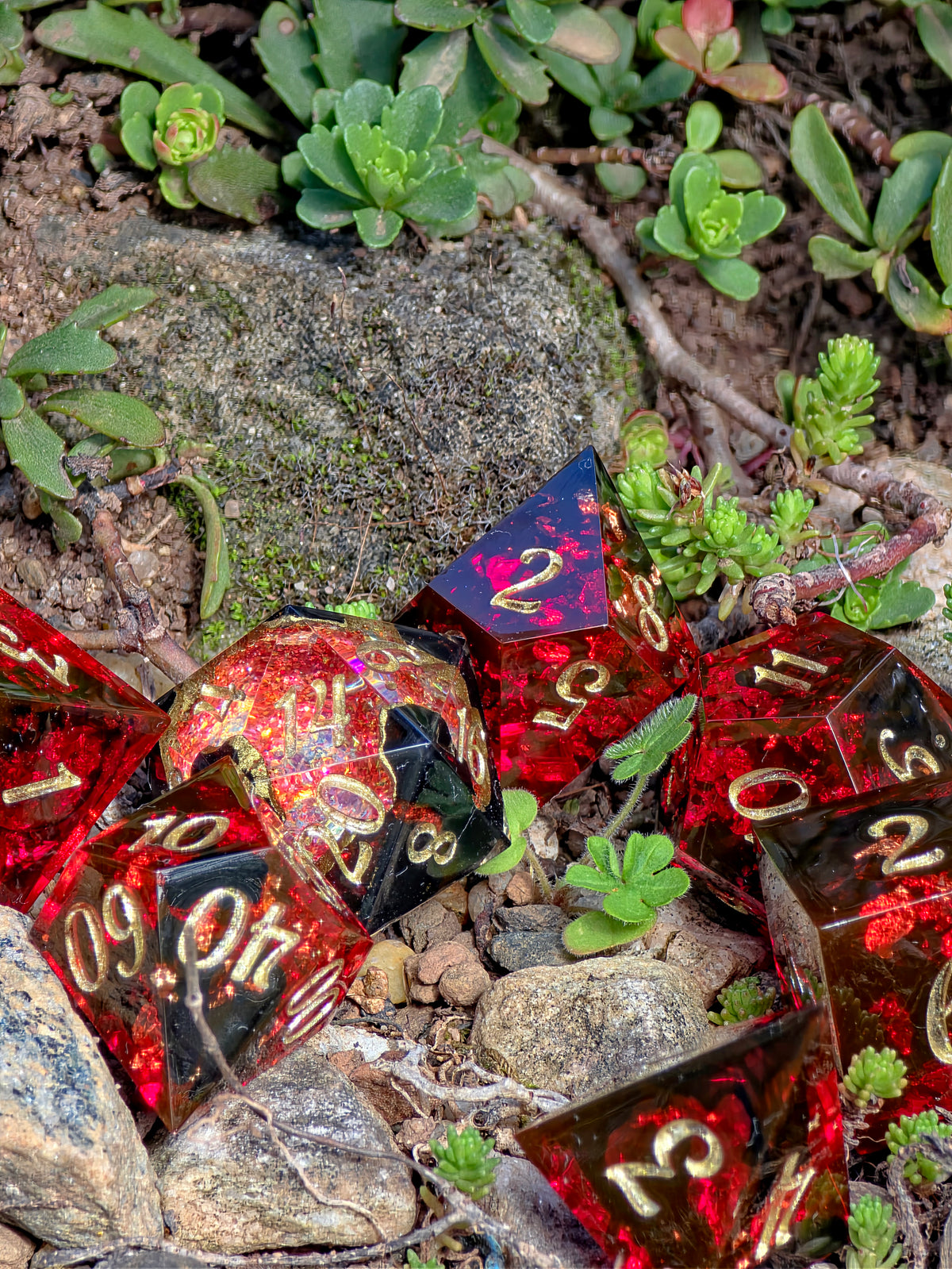 Crimson Inferno – Heart of the Volcano Ruby Lava Geode Würfelset – 7-teiliges DnD Dice Set | Rubinrote Resin Würfel mit Gold & schwarzen Wirbeln | Handmade Fantasy Dice