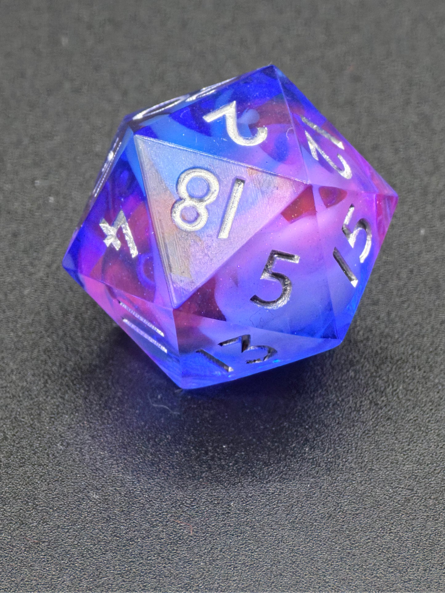 Einzelner Polyedrischer D20 – Cloud Blossom Nebula Effekt Blau Lila Transparent | Handgemachter Resinwürfel Standardgröße | DnD Dice Pen and Paper TTRPG Fantasy Würfel
