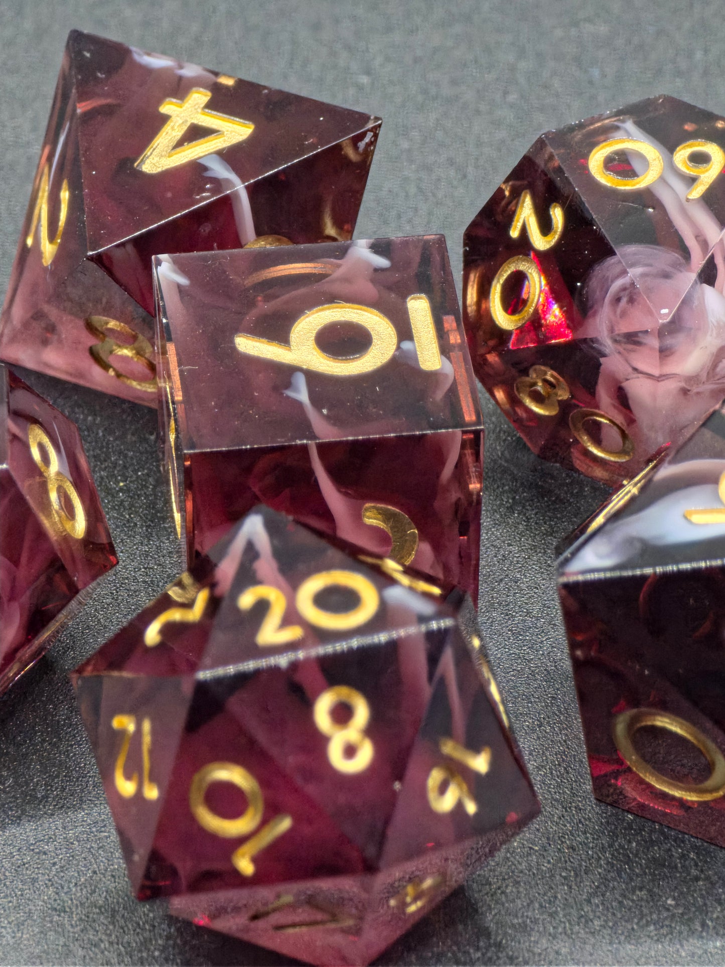 Polyedrisches Würfelset „Espresso Cream Nebula“ – Handgemachte Resinwürfel dunkelbraun-bordeaux mit Cloud Effekt | DnD Dice Set TTRPG