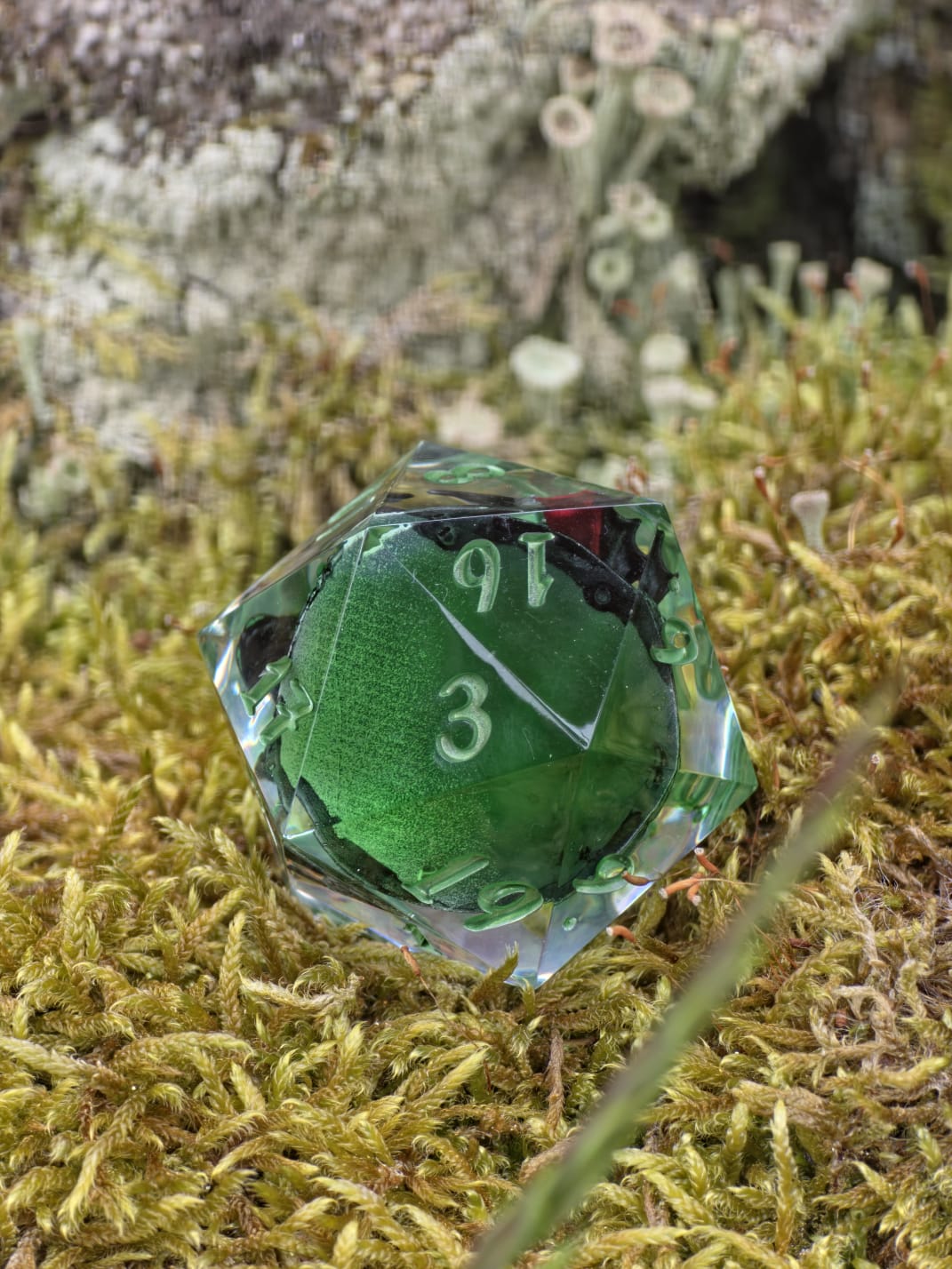 Nachtschatten D20 35mm – Handgemachter Resin Dragon Dice inspiriert von Ohnezahn aus How to Train Your Dragon, Schwarzer Drache Fantasy Würfel