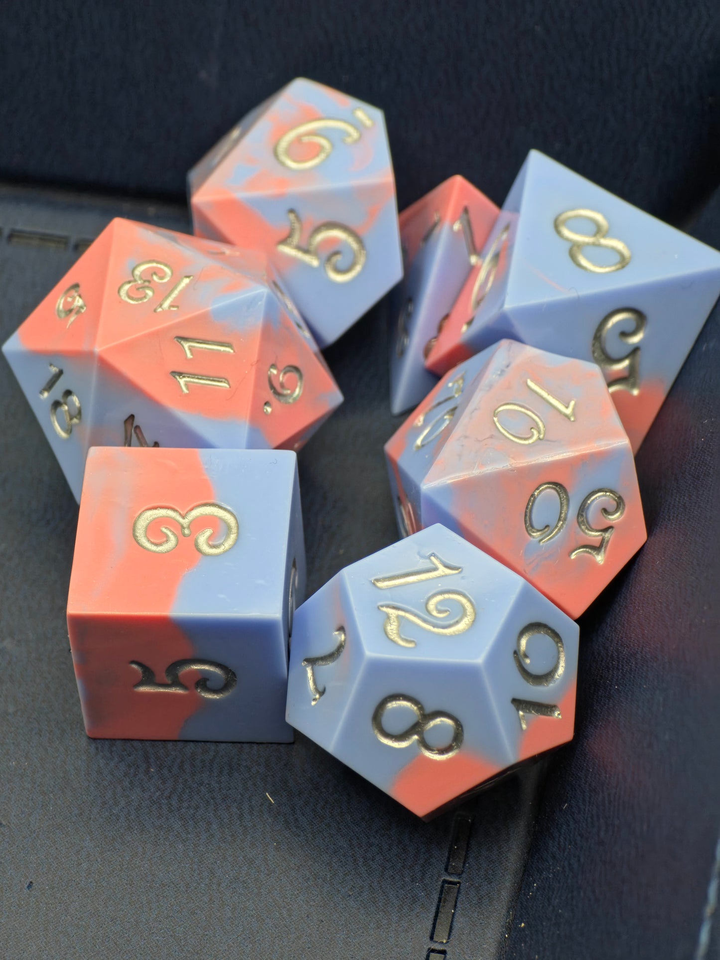 Cotton Candy Skies – Handgemachtes DnD Würfelset in Pastellblau & Rosé | Resin Dice Set mit sanftem Farbverlauf | Polyedrische Würfel TTRPG