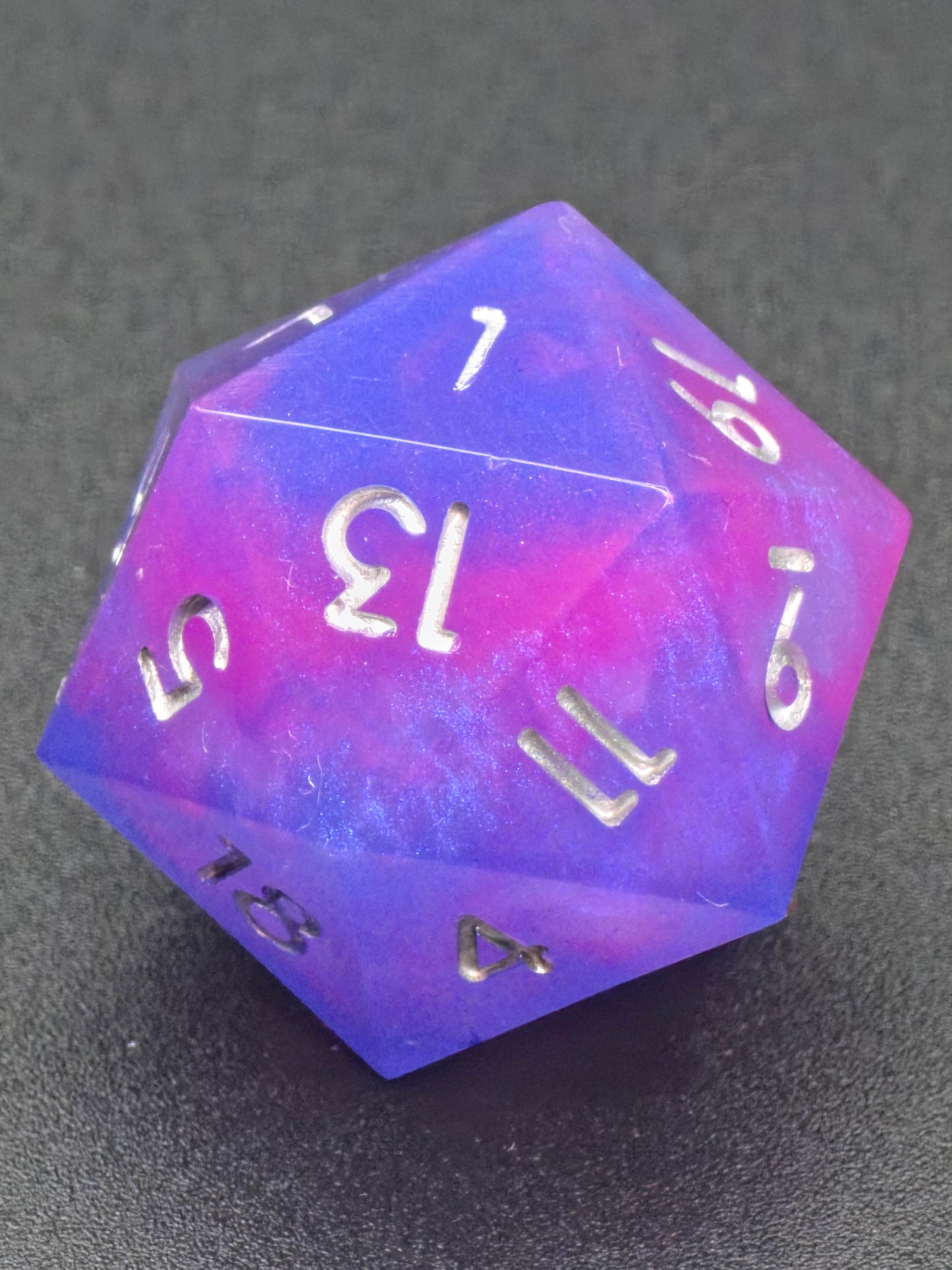 Aetherfall D20 – Handgemachter lila-blauer Resinwürfel mit Silberzahlen | Einzeln D20 Standardgröße | DnD Würfel | TTRPG Dice