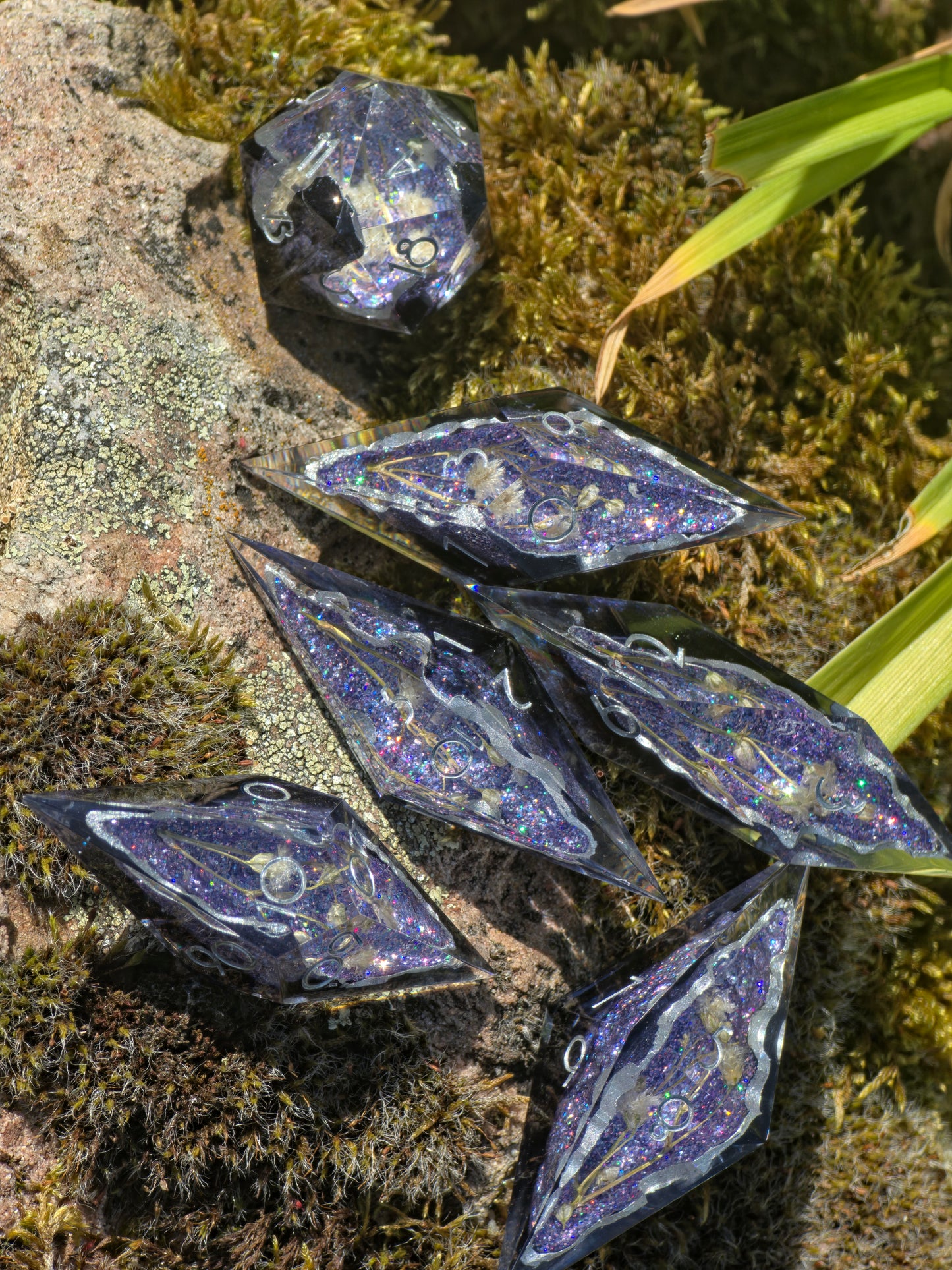 Moonflower Sanctuary Custom Geode Effect Elongated Dice Set mit weißen Blüten – Handgemachte Sharp Edge Resin Würfel mit Kristallkern für DnD (Anne)