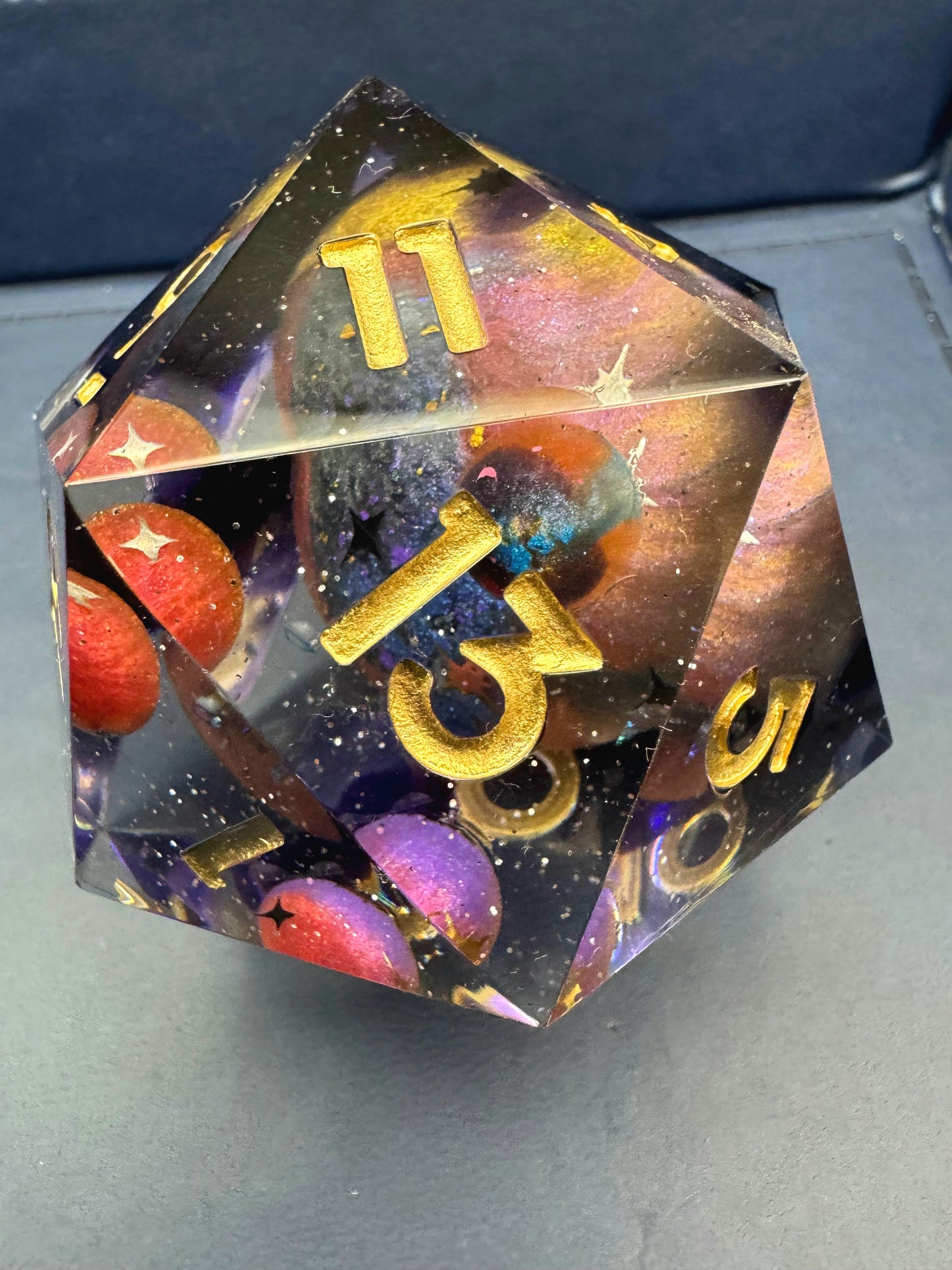 Großer Polyedrischer D20 „Celestial Sphere“ 55 mm – Handgefertigter Premium-Resinwürfel mit 4 Planeten & Galaxy Effekt | Einzelstück | DnD