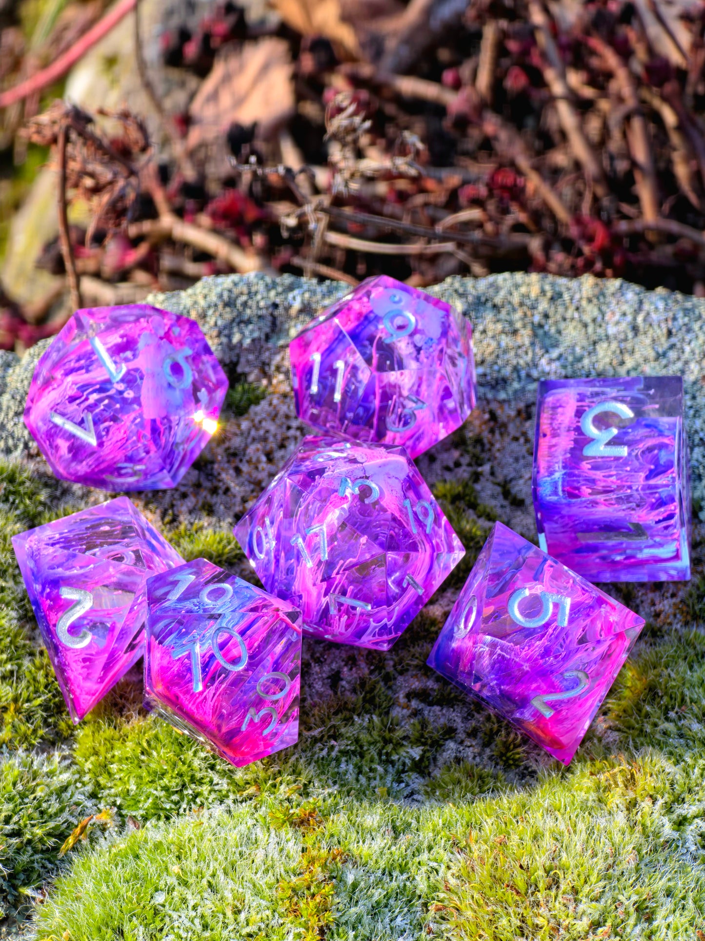 Handgemachtes DnD Würfelset Petri Effekt Pink Lila Blau | Sharp Edge Resin Dice Set 7-teilig | Silber Zahlen TTRPG
