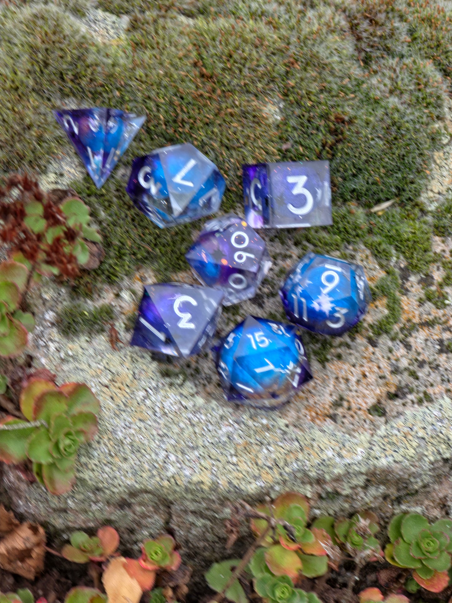 Polyedrischer Planeten Kosmos DnD Würfelset 7 Stück – Galaxy Blue Universe Dice | Handgemachte Resin Würfel mit Planeten Pen&Paper TTRPG