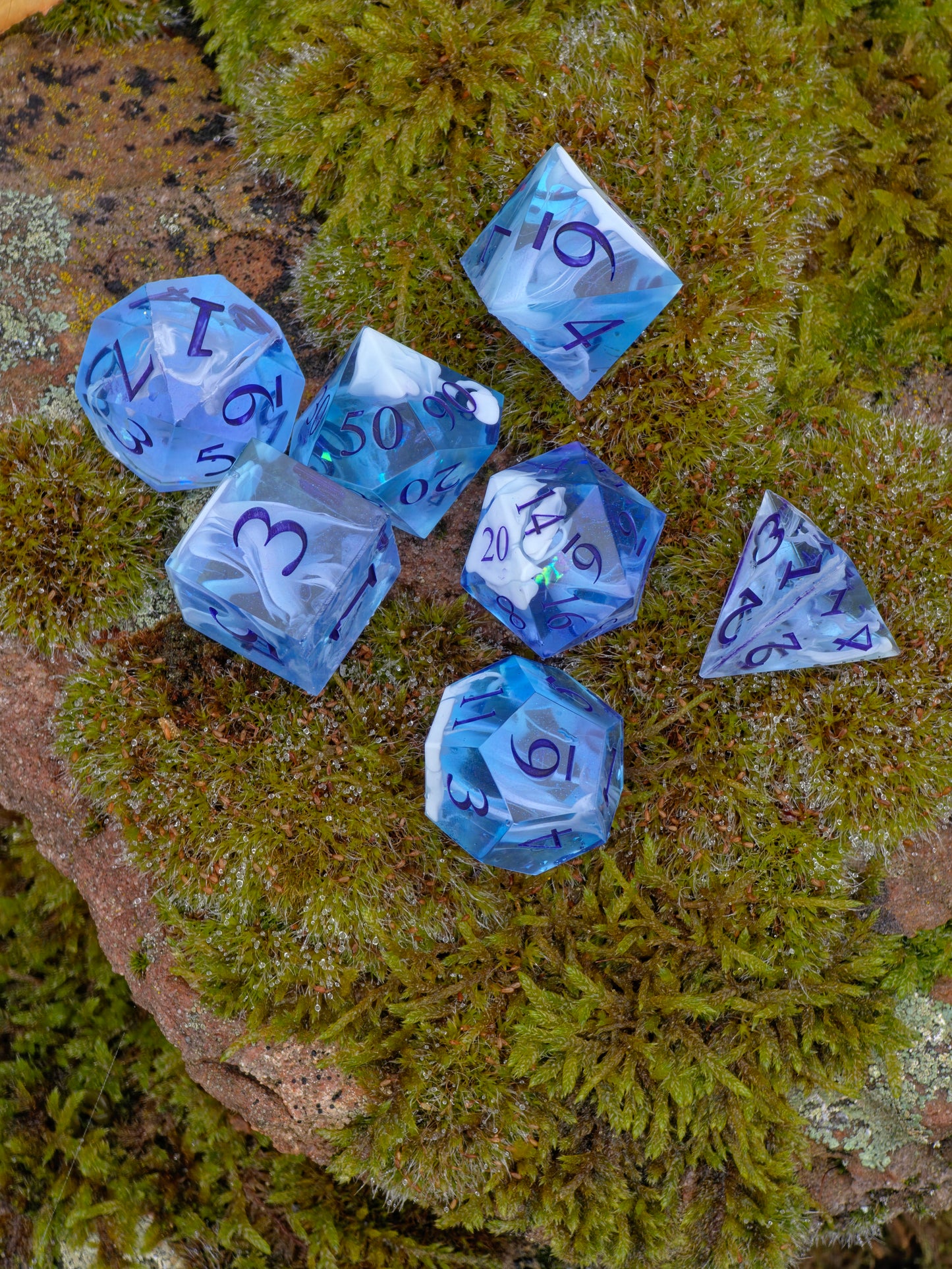 Handgemachtes DnD Würfelset 7 Stück – Polyedrische Resin Dice – Himmel im Hand, Wolken Design – Für Dungeons and Dragons, TTRPG & Sammler