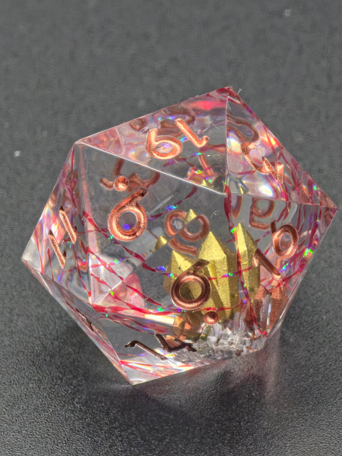 Goldherz des Orakels – Mystischer Kristall D20 (28 mm)