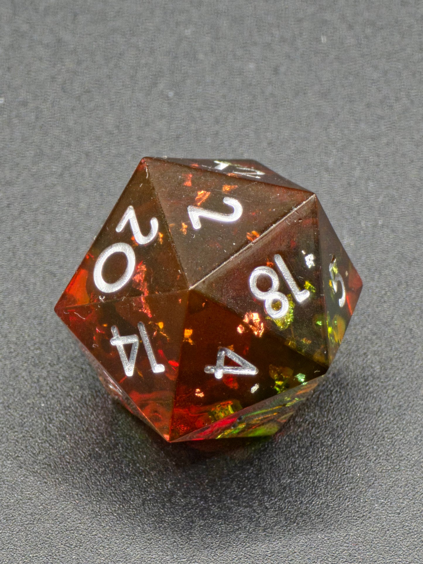Einzelner Polyedrischer D20 – Lava Effekt Rot Grün Transparent | Handgemachter Resinwürfel Standardgröße | DnD Dice Pen and Paper TTRPG Fantasy Würfel