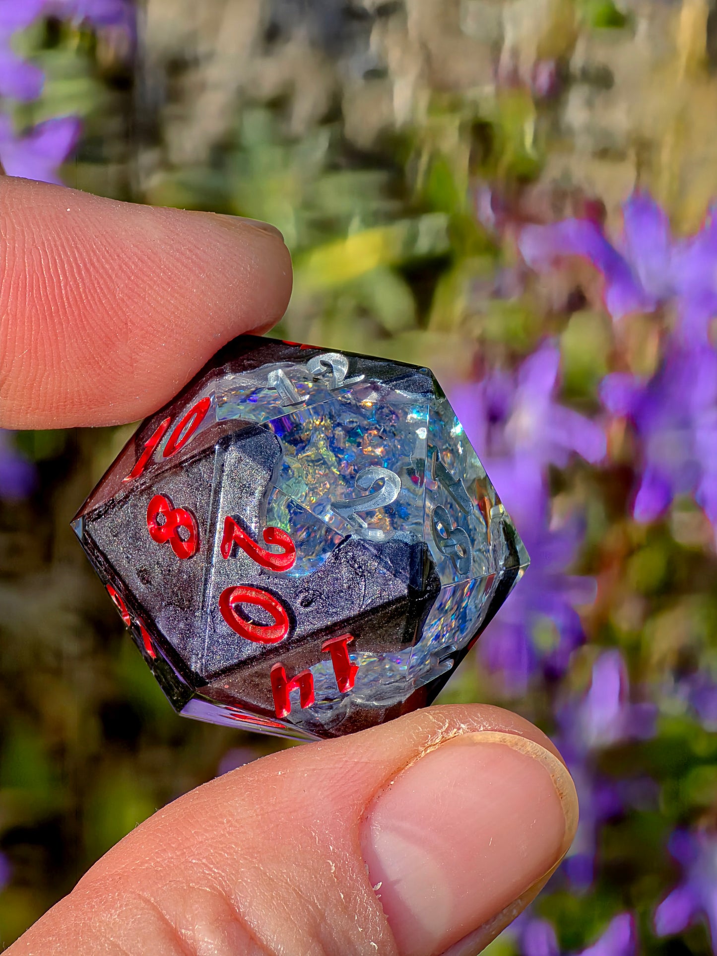 Geode Style Elongated Dice Set – Handgemachte Sharp Edge Würfel mit Opal-Kristallen, Rot-Silber Zahlen, Fantasy DnD Resin Dice (Eléras of Argent)