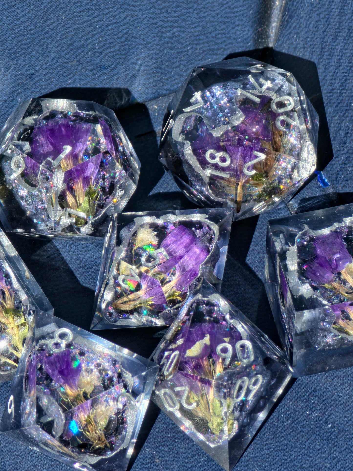Midnight Amethyst Geode Flower Dice Set – Schwarze Kristallgeode mit violetten Blüten, Handgemachte Sharp Edge Resin Würfel, DnD Fantasy Dice