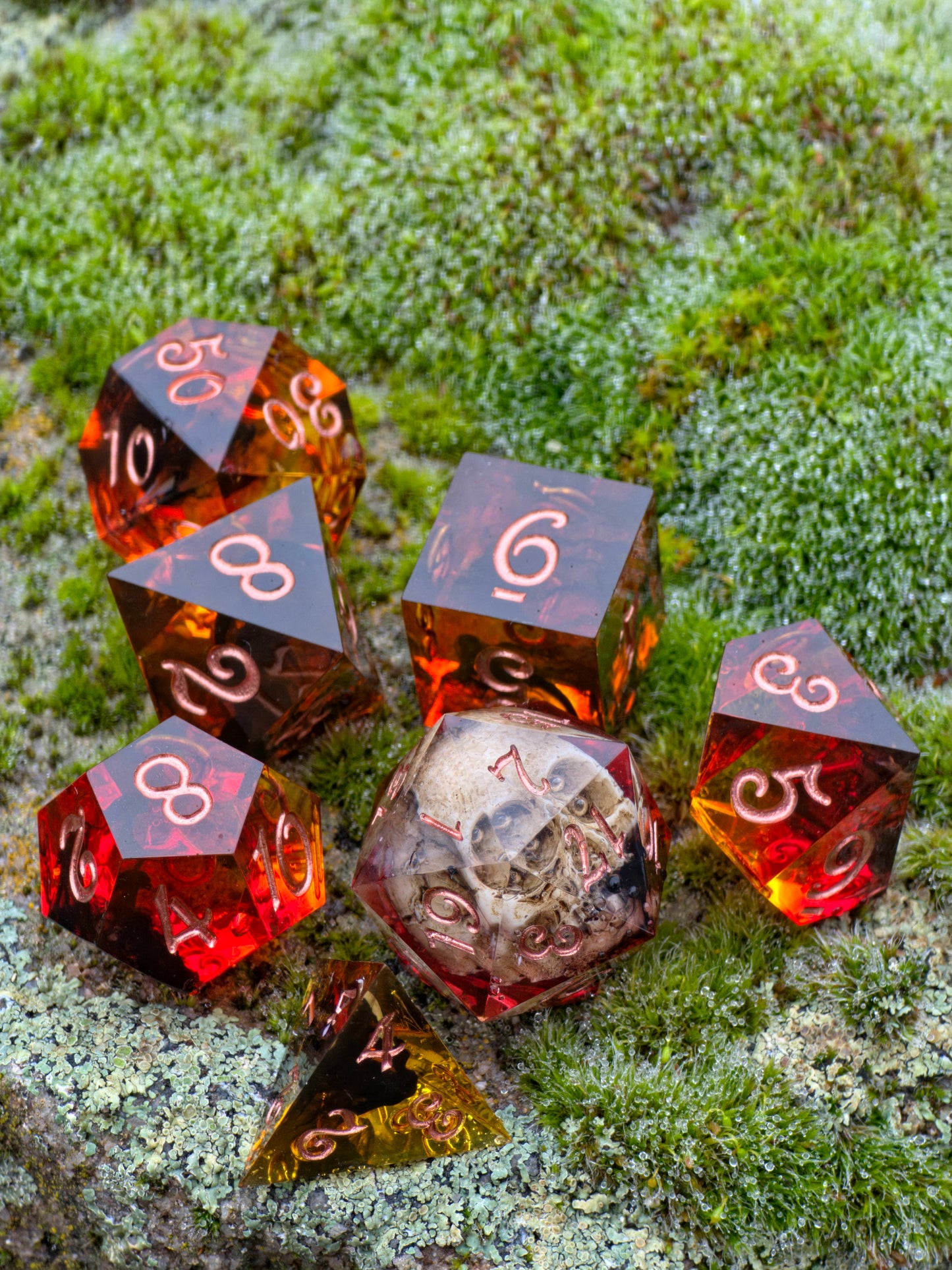Ember Relic – Handgemachtes DnD Würfelset mit Schädel im D20 | Bernstein-Rote Resinwürfel mit Kupferzahlen | Dark Fantasy Polyhedral Dice Set