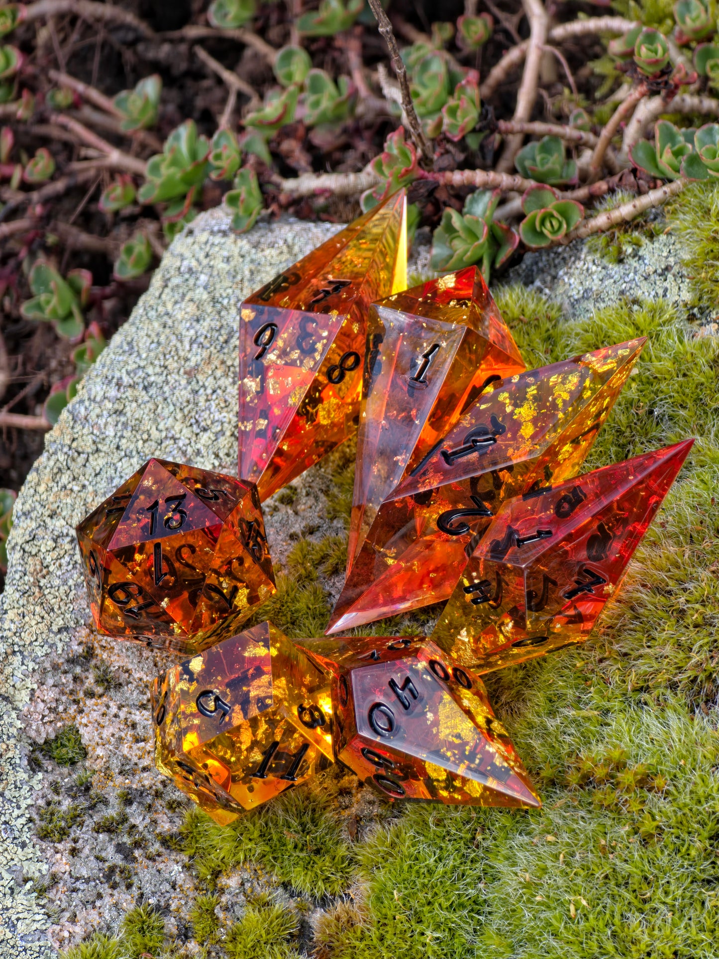 Amber Dice Set “Bernstein Shards” – Elongated Resin Dice with Gold Flakes, Honey Amber Effect, Sharp Edge DnD Dice, Handmade Fantasy TTRPG