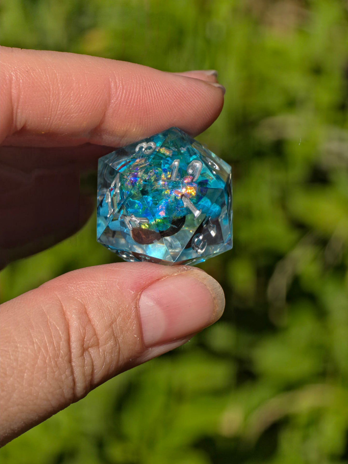 Shiggy – Crystal Splash D20 28 mm – Pokémon-inspirierter Resin Würfel mit Sonnenbrille | Himmelblaue Basis & Silberne Zahlen