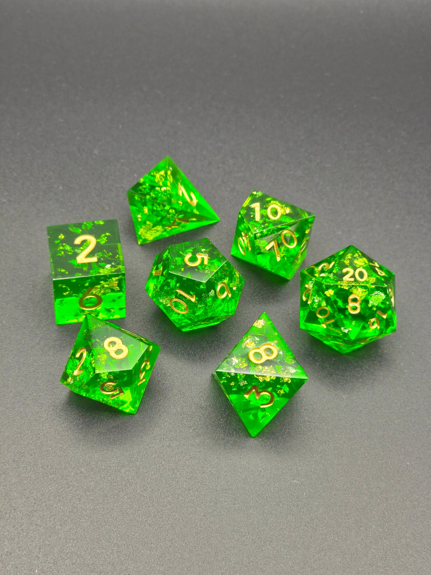 Polyedrisches DnD Würfelset Smaragdgrün – Handgemachte Resinwürfel mit Goldflocken | DnD Pen and Paper TTRPG | Edelstein Effekt Set