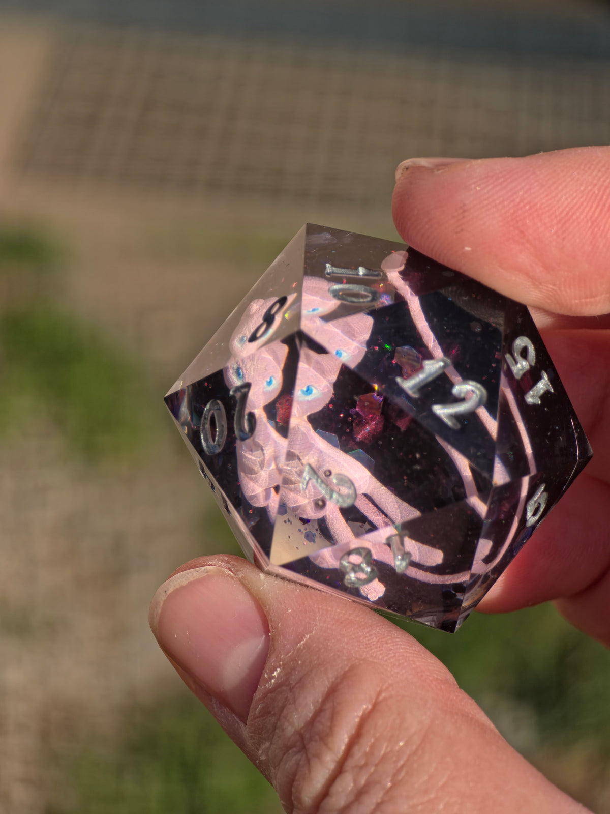 Mew – Psychic Galaxy D20 40 mm – Pokemon inspirierter Resin Würfel | Rosa Mew Miniatur, Galaxy Design & Metallic Silber