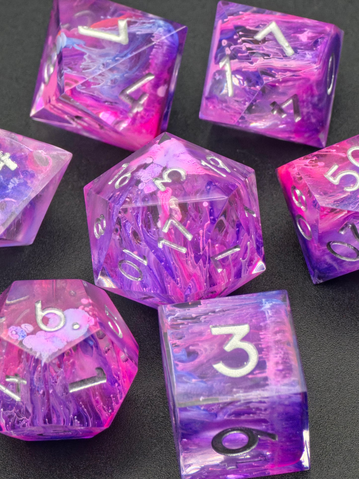 Handgemachtes DnD Würfelset Petri Effekt Pink Lila Blau | Sharp Edge Resin Dice Set 7-teilig | Silber Zahlen TTRPG