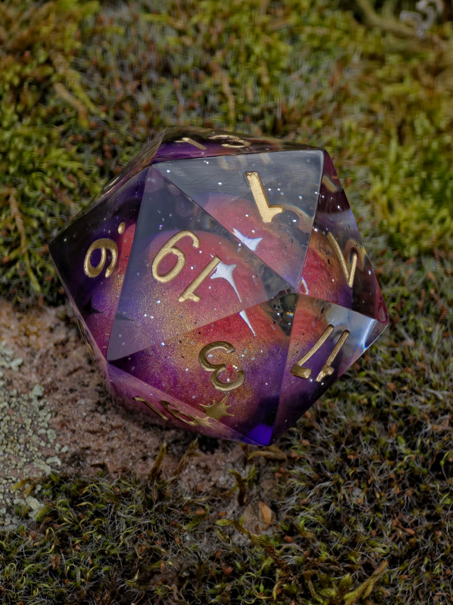 Planet Meteorite Galaxy D20 Würfel 35mm – Handgemachter Polyedrischer Resinwürfel mit goldenen Zahlen & Sternen | DnD Pen and Paper | Einzelwürfel
