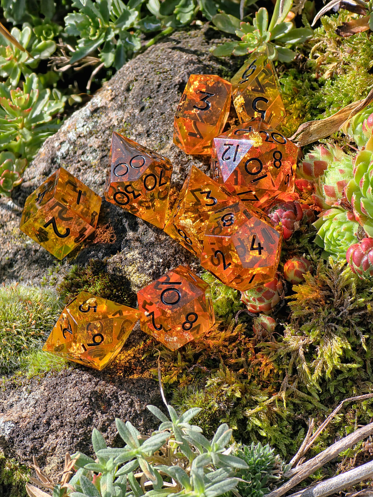 Polyedrisches DnD-Würfelset 9 Stück – Amber Bernstein Dice Set | Handgemachte Resin Würfel in Gold Orange Transparent | Kristall & Raute