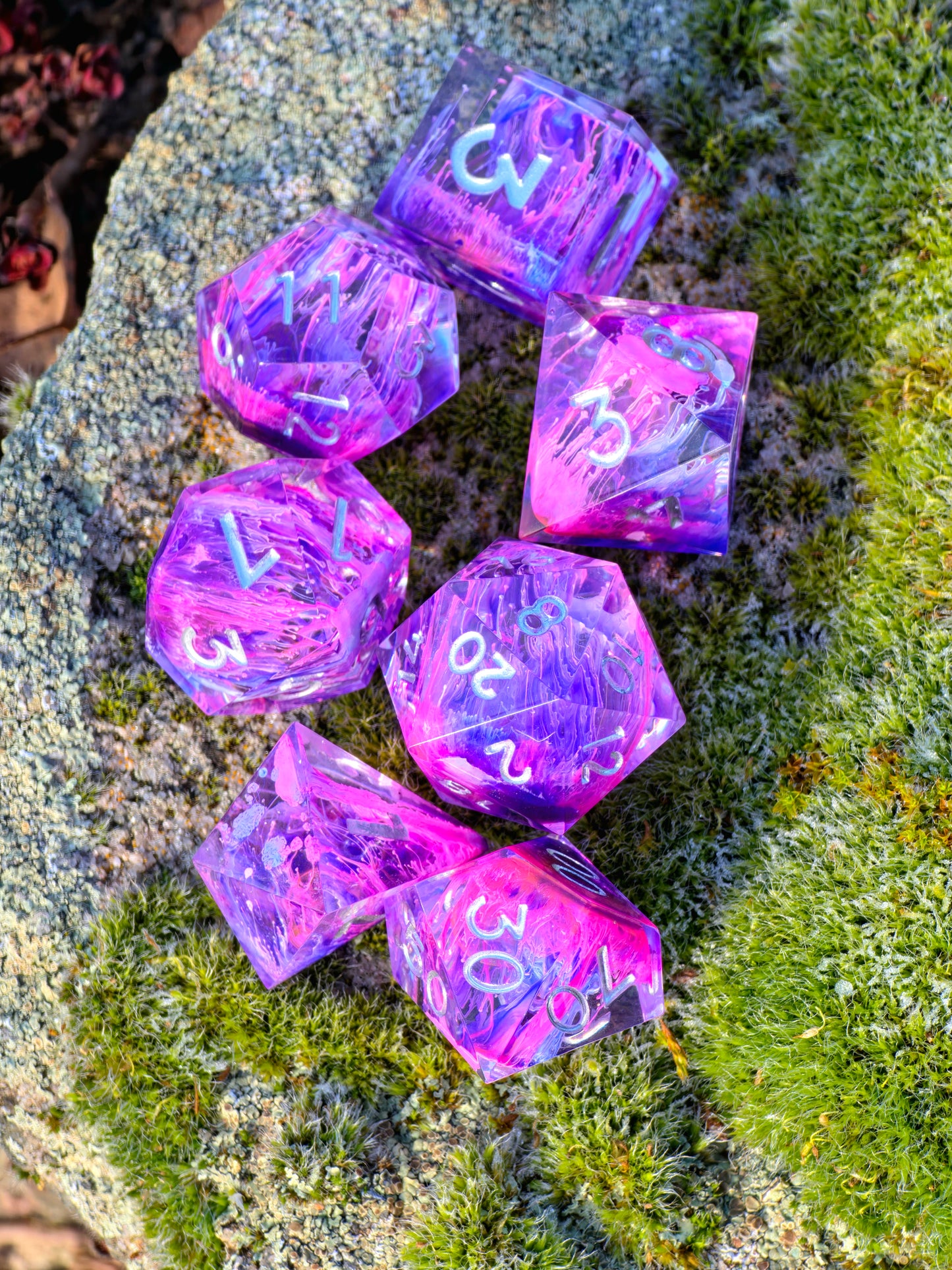 Handgemachtes DnD Würfelset Petri Effekt Pink Lila Blau | Sharp Edge Resin Dice Set 7-teilig | Silber Zahlen TTRPG