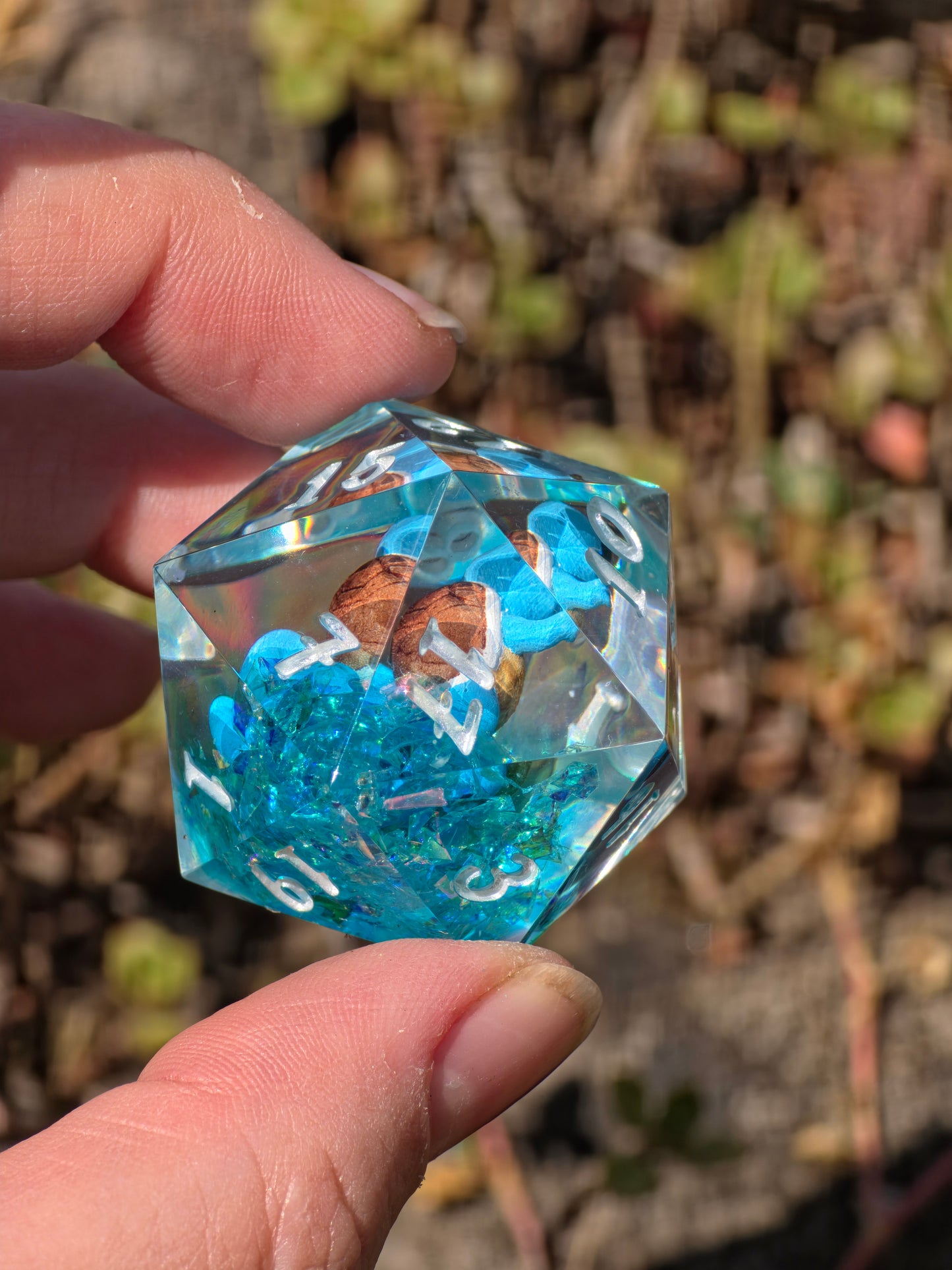 Shiggy – Summer Splash D20 40 mm – Pokémon-inspirierter Resin Würfel mit Sonnenbrille XL DnD Sammlerwürfel