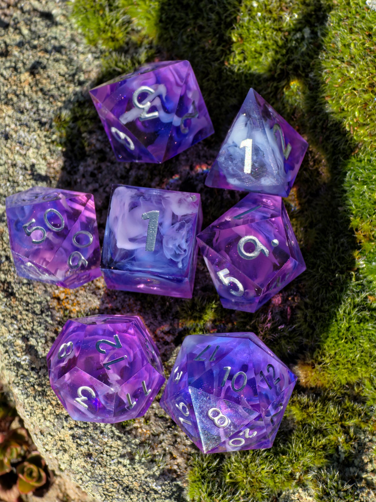 Polyedrisches Würfelset „Violet Cloud Nebula“ – Handgemachte Resinwürfel rosa-lila mit Nebel Effekt | DnD Dice Set TTRPG