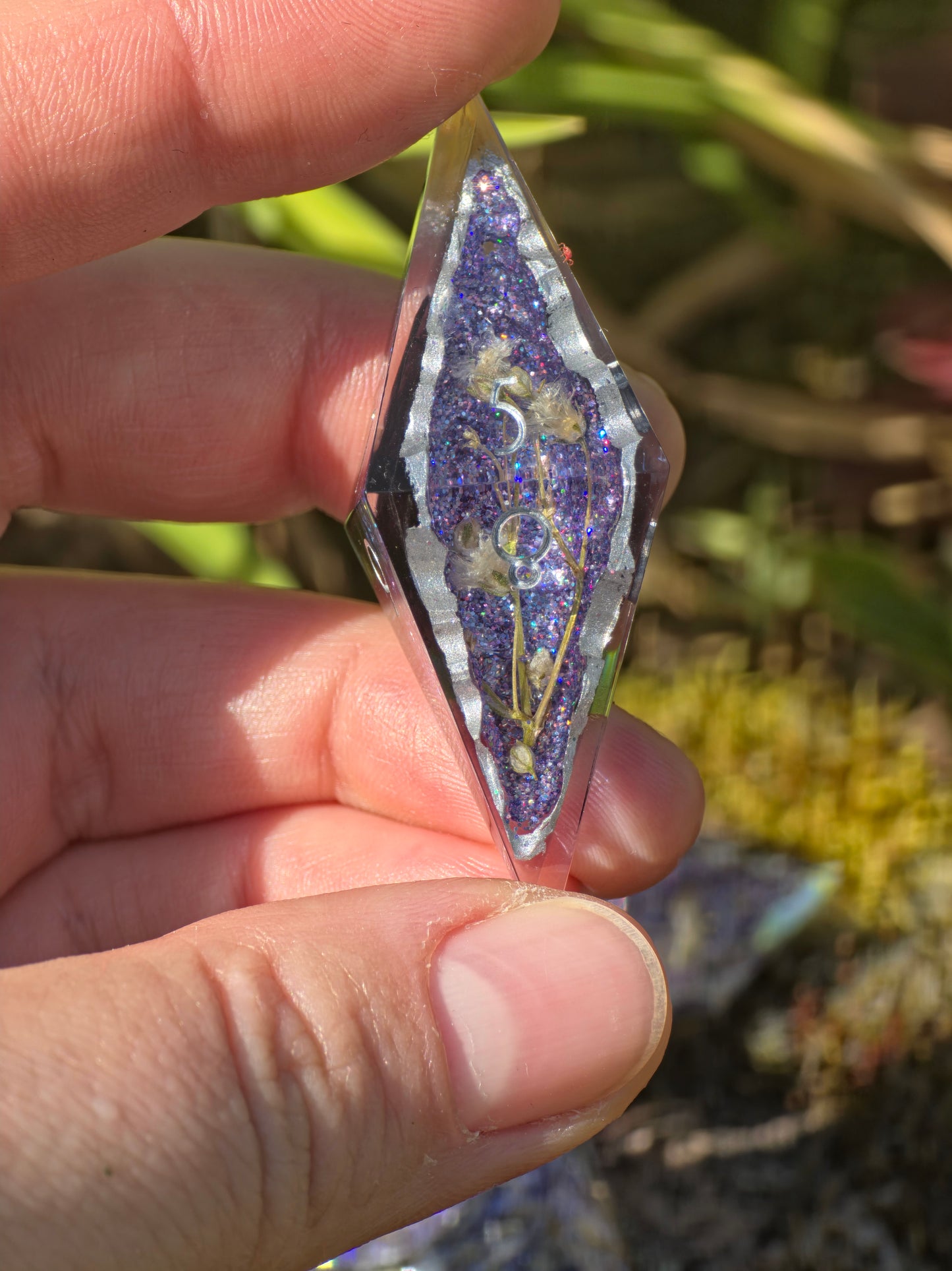 Moonflower Sanctuary Custom Geode Effect Elongated Dice Set mit weißen Blüten – Handgemachte Sharp Edge Resin Würfel mit Kristallkern für DnD (Anne)