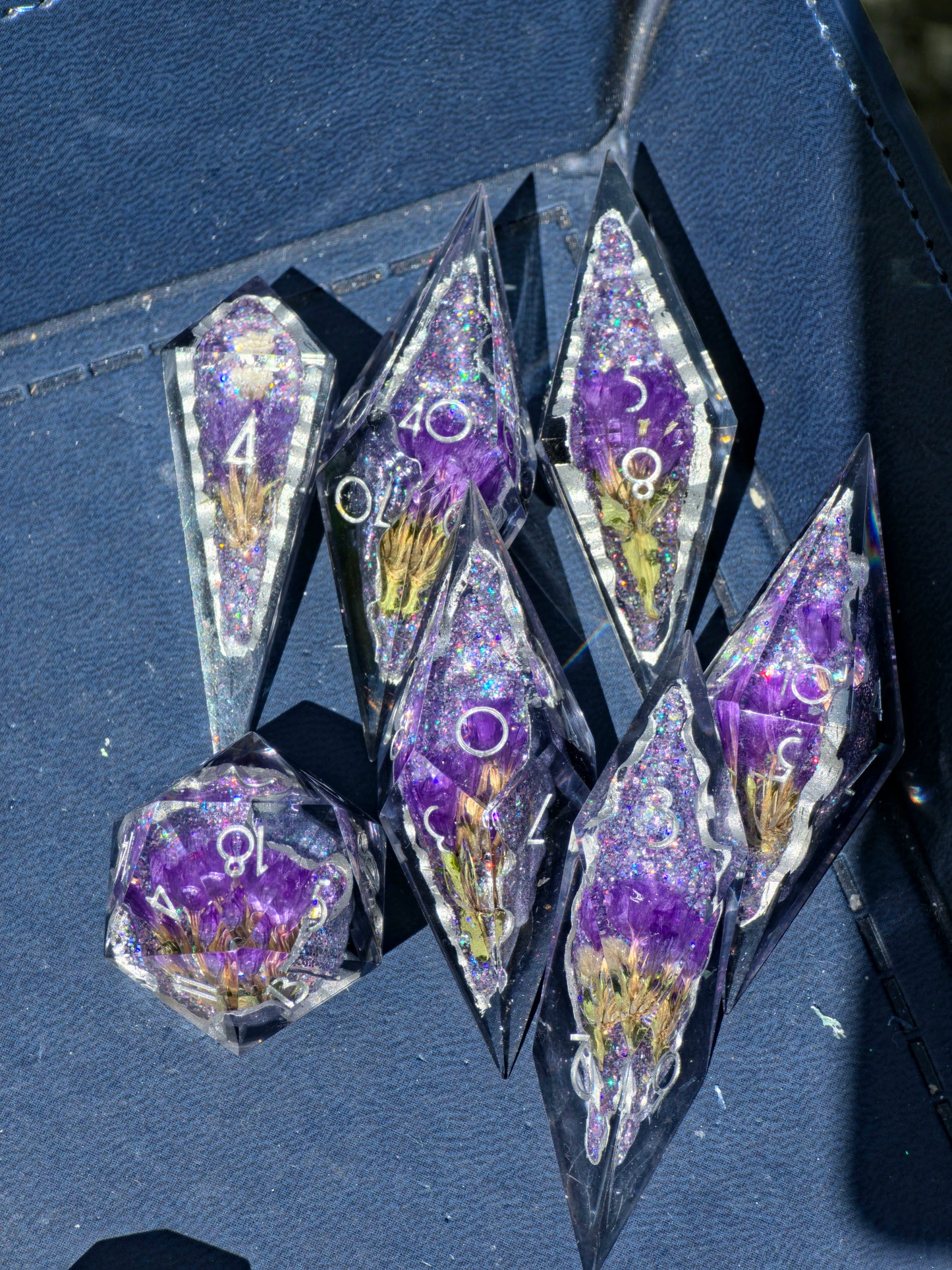 Amethyst Bloom Geode Flower Dice Set – Handgemachte Sharp Edge Würfel mit violetten Blüten, Kristall Geode Resin Dice, Fantasy DnD Würfelset