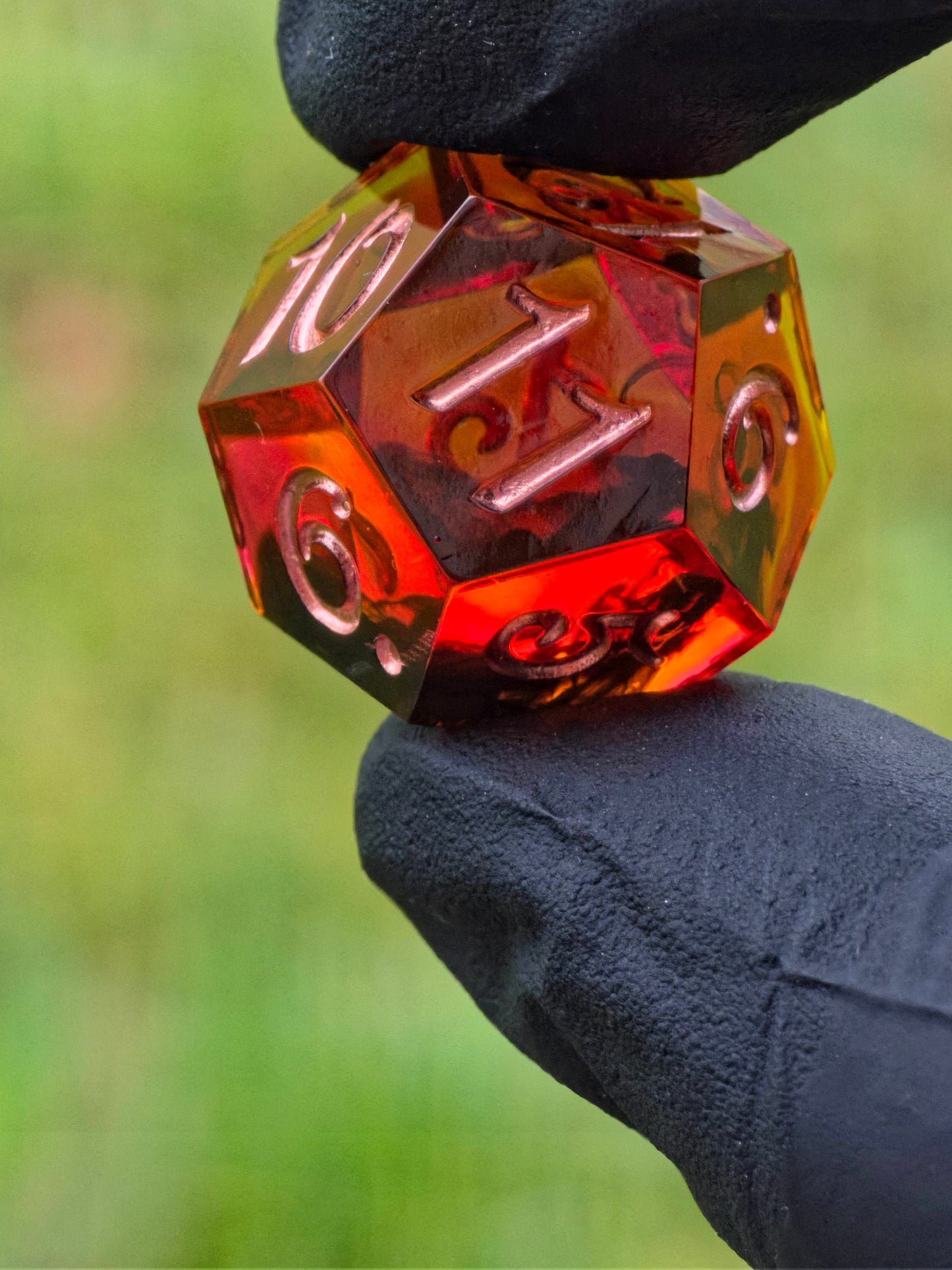 Ember Relic – Handgemachtes DnD Würfelset mit Schädel im D20 | Bernstein-Rote Resinwürfel mit Kupferzahlen | Dark Fantasy Polyhedral Dice Set