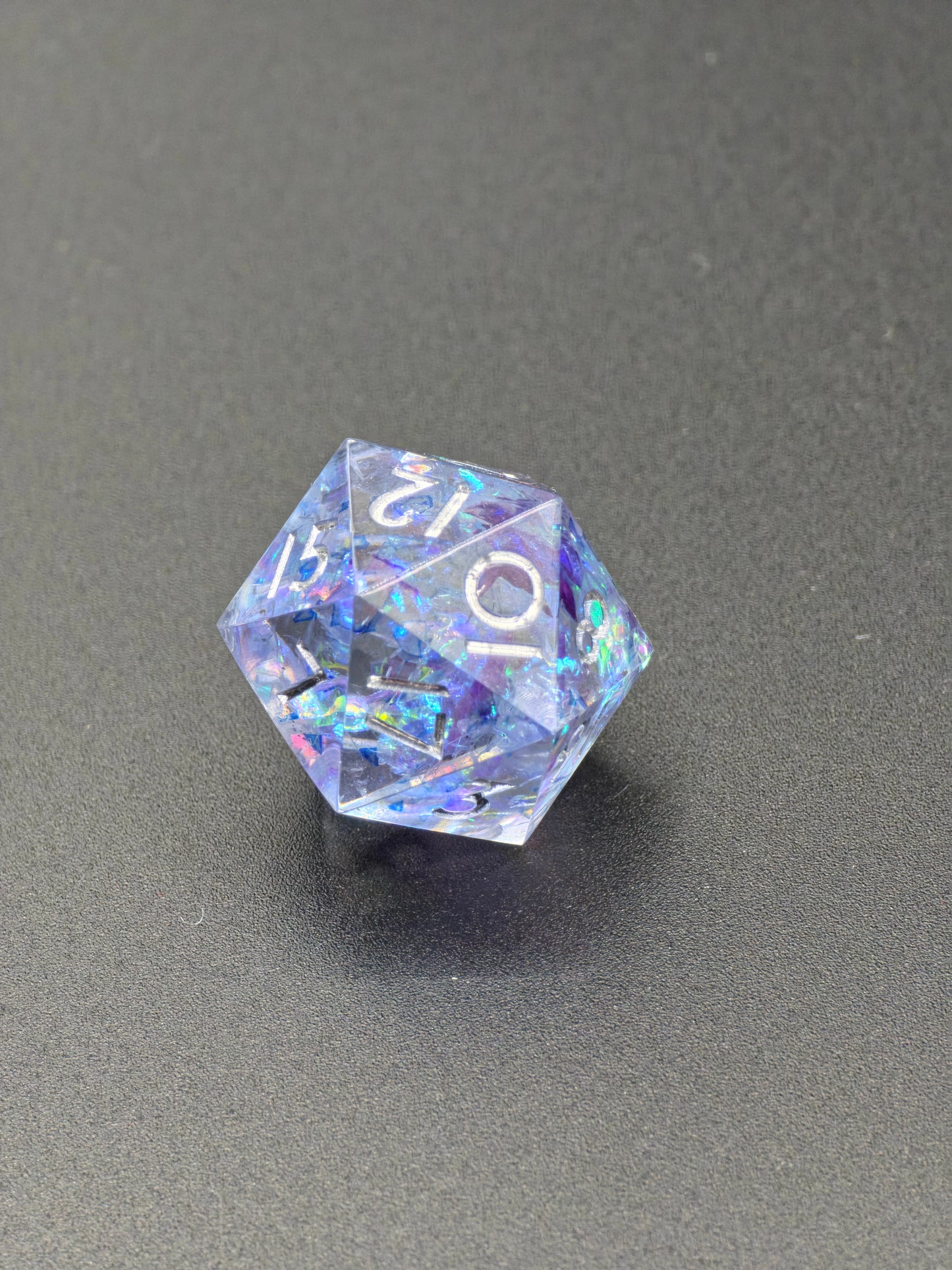 Einzelner Polyedrischer D20 – Aurora Crystal Würfel Transparent mit Opal Schimmer | Handgemachter Resinwürfel Standardgröße | DnD Pen and Paper