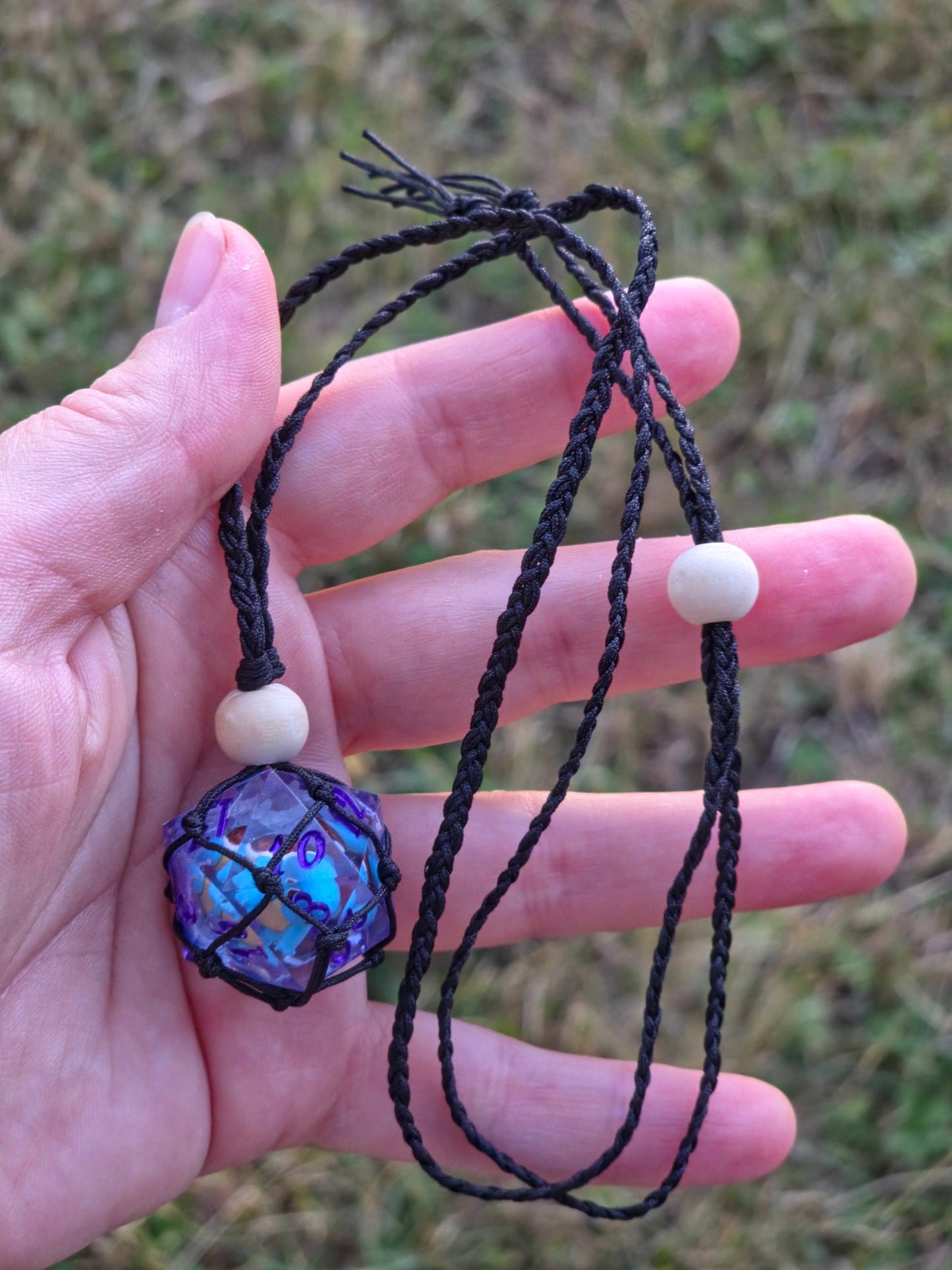Shadow Weaver – Dice Pendant Würfelhalter für 28 mm D20 – Schwarze Dice Necklace | Verstellbarer Dice Holder für Resin Würfel Shiggy